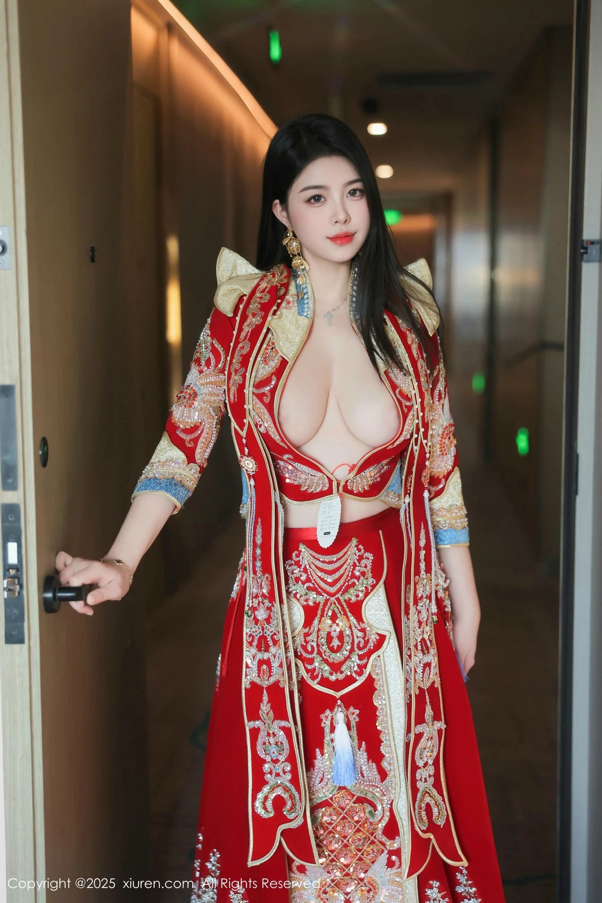 [[XiuRen秀人网]秀人网]No.9869_模特林若凡F性感红色新娘装配黑丝吊袜半脱秀丰腴身材诱惑写真76P