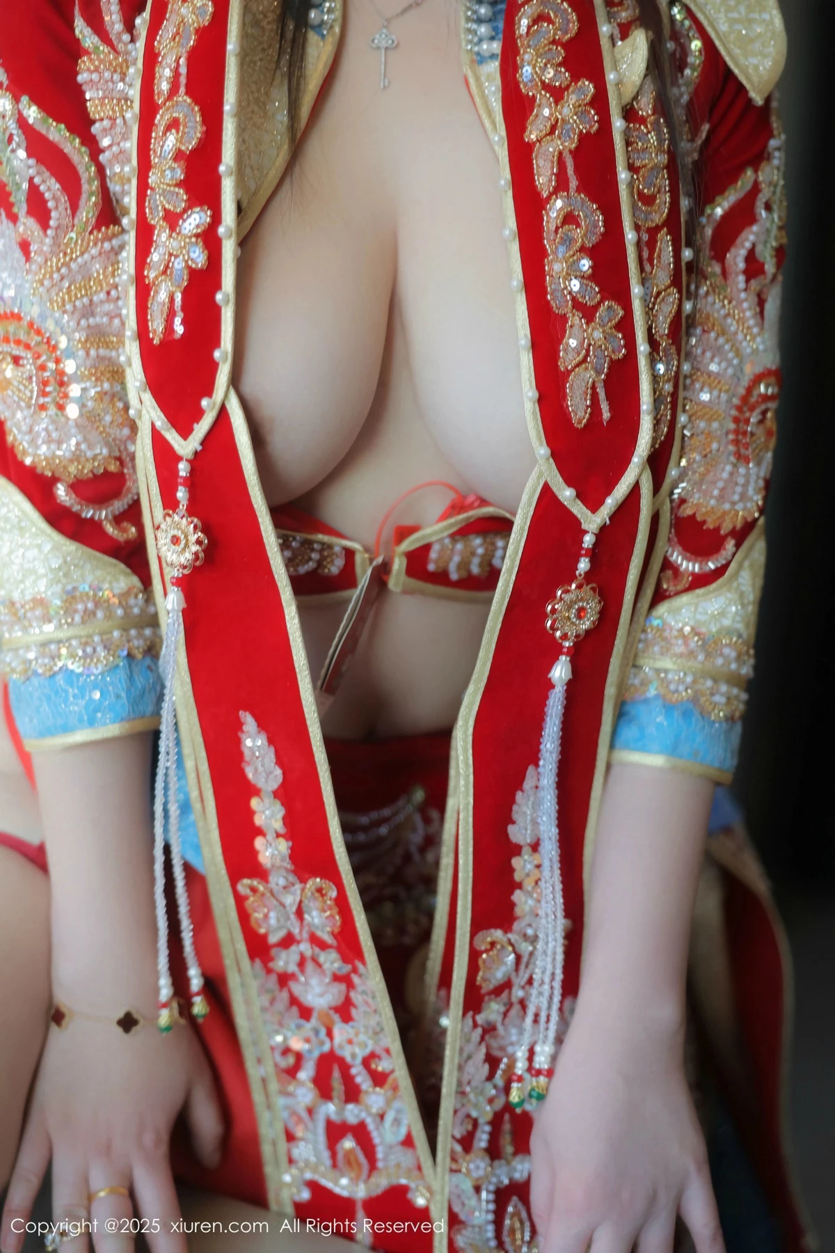 [[XiuRen秀人网]秀人网]No.9869_模特林若凡F性感红色新娘装配黑丝吊袜半脱秀丰腴身材诱惑写真76P