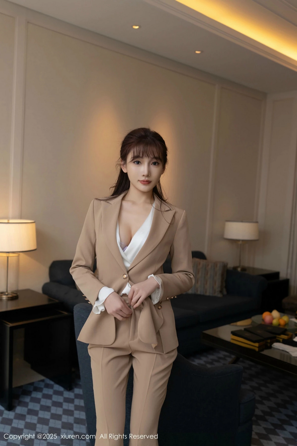 [[XiuRen秀人网]秀人网]No.9881_模特陆萱萱脱性感浅色西服露超薄肉丝秀柔美身姿迷人诱惑写真82P