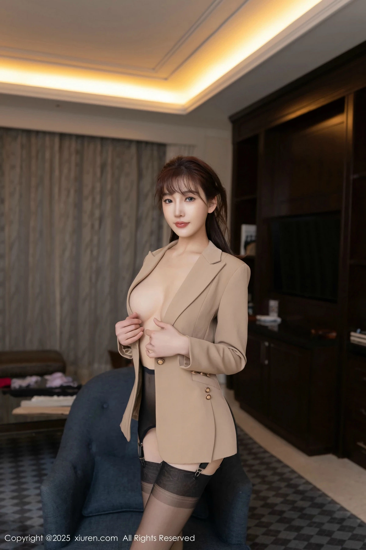 [[XiuRen秀人网]秀人网]No.9881_模特陆萱萱脱性感浅色西服露超薄肉丝秀柔美身姿迷人诱惑写真82P