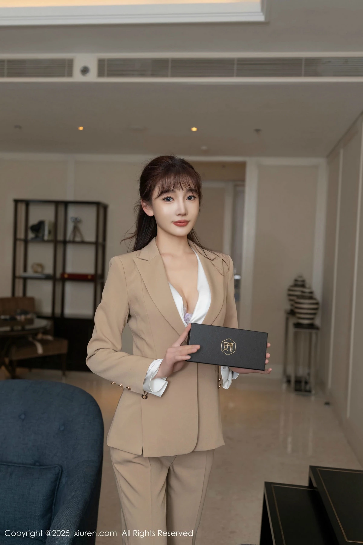 [[XiuRen秀人网]秀人网]No.9881_模特陆萱萱脱性感浅色西服露超薄肉丝秀柔美身姿迷人诱惑写真82P