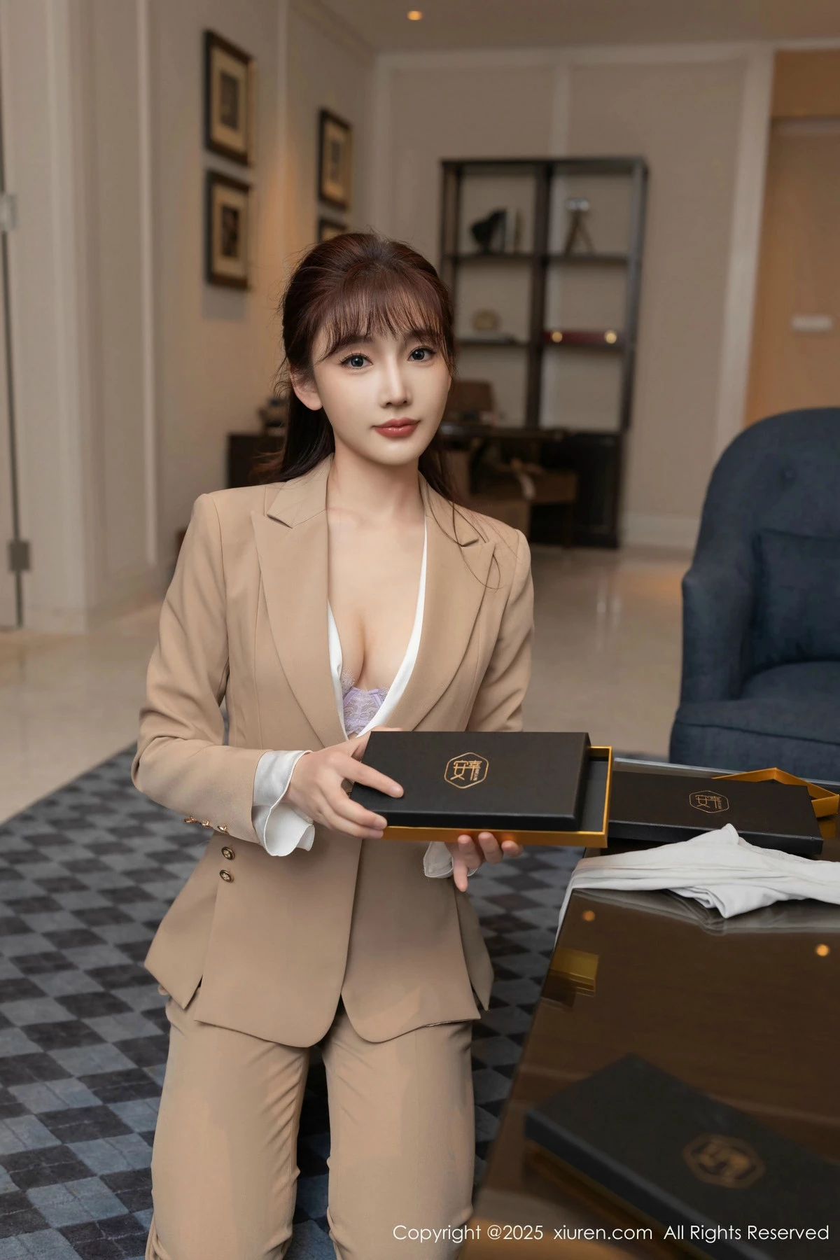 [[XiuRen秀人网]秀人网]No.9881_模特陆萱萱脱性感浅色西服露超薄肉丝秀柔美身姿迷人诱惑写真82P