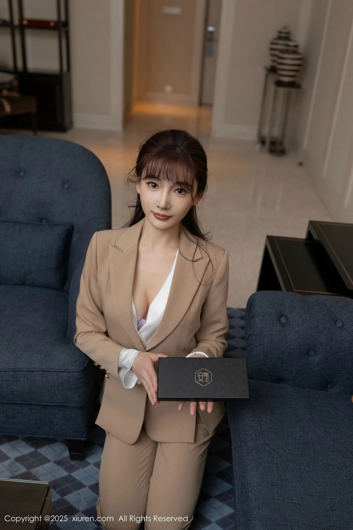 [[XiuRen秀人网]秀人网]No.9881_模特陆萱萱脱性感浅色西服露超薄肉丝秀柔美身姿迷人诱惑写真82P