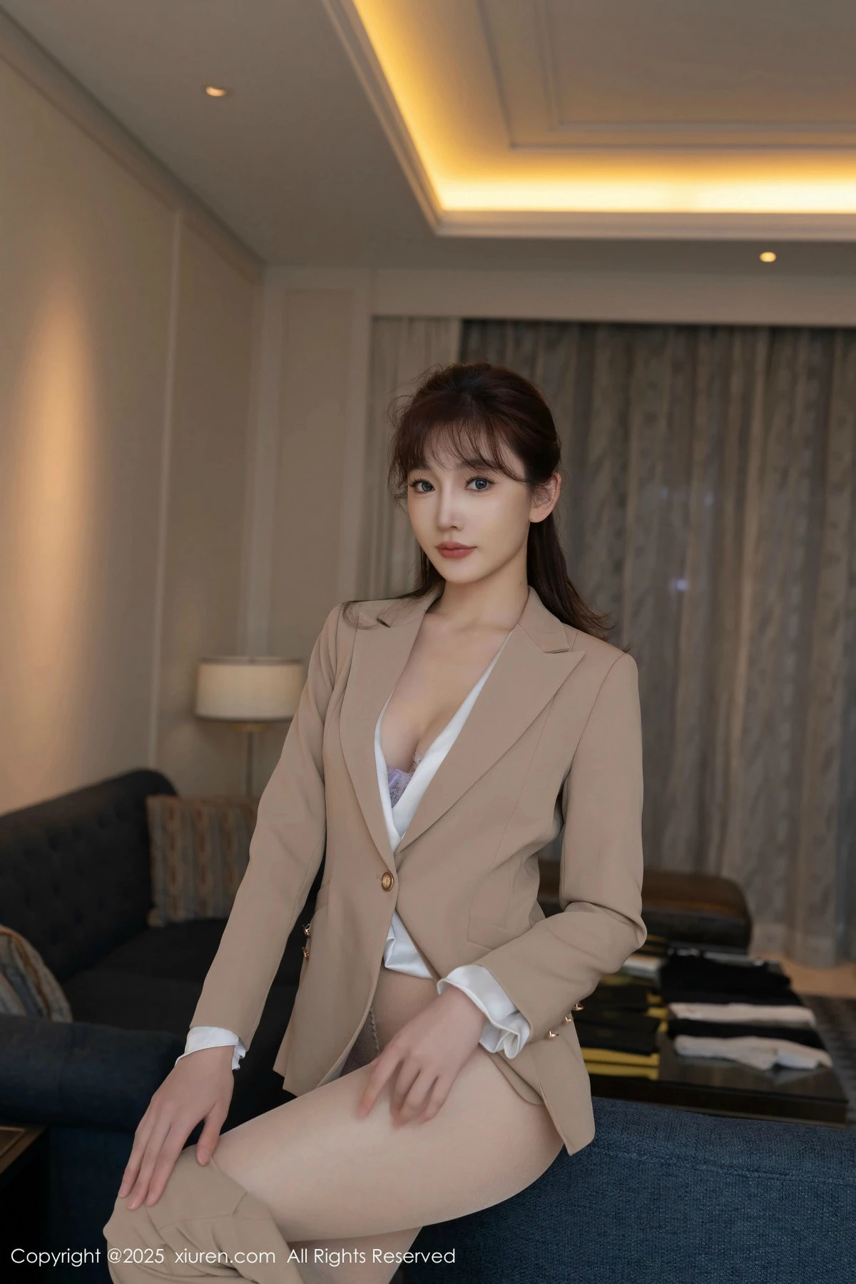 [[XiuRen秀人网]秀人网]No.9881_模特陆萱萱脱性感浅色西服露超薄肉丝秀柔美身姿迷人诱惑写真82P