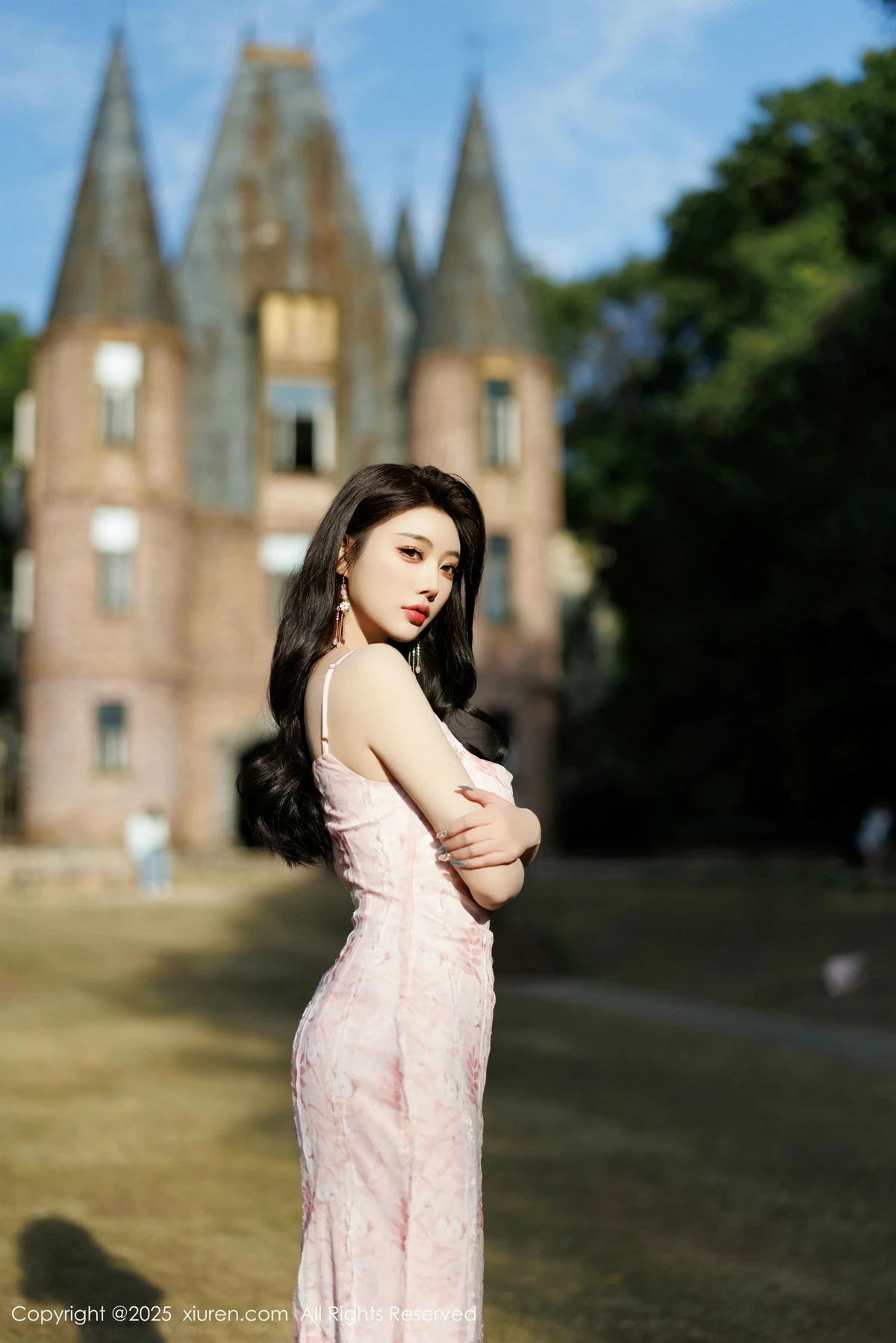 [[XiuRen秀人网]秀人网]No.9886_女神杨晨晨Yome粉色连衣裙+白色珍珠内衣秀丰腴身材诱惑写真81P