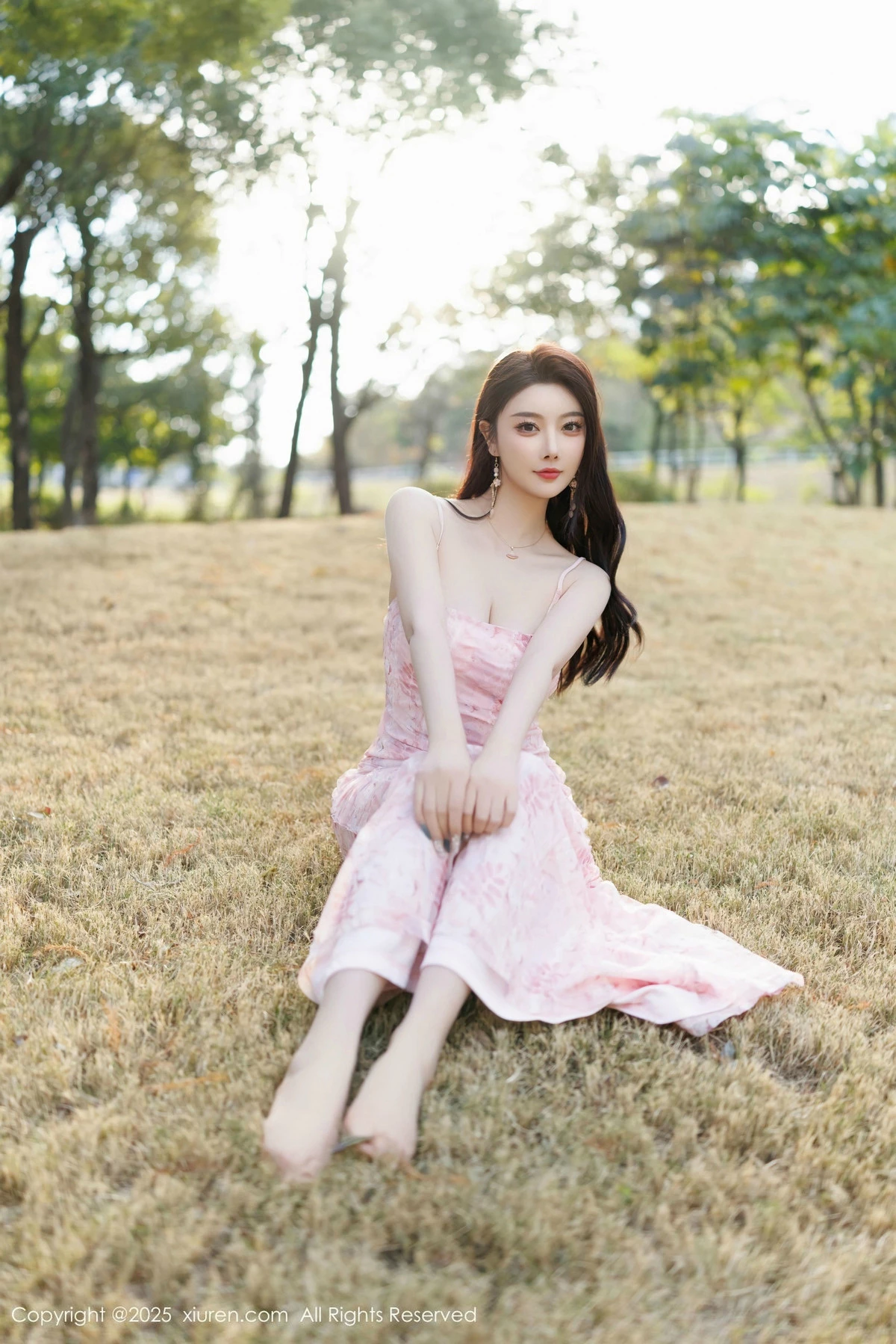 [[XiuRen秀人网]秀人网]No.9886_女神杨晨晨Yome粉色连衣裙+白色珍珠内衣秀丰腴身材诱惑写真81P