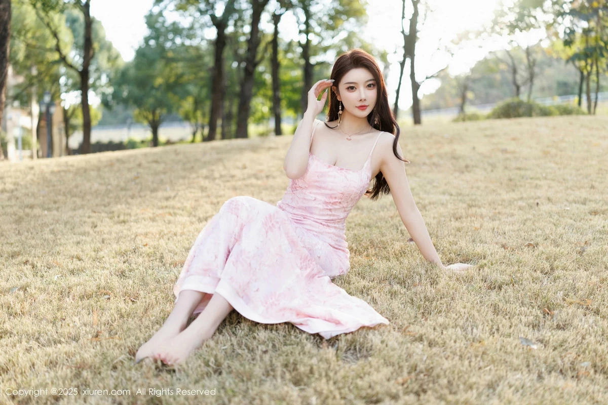 [[XiuRen秀人网]秀人网]No.9886_女神杨晨晨Yome粉色连衣裙+白色珍珠内衣秀丰腴身材诱惑写真81P