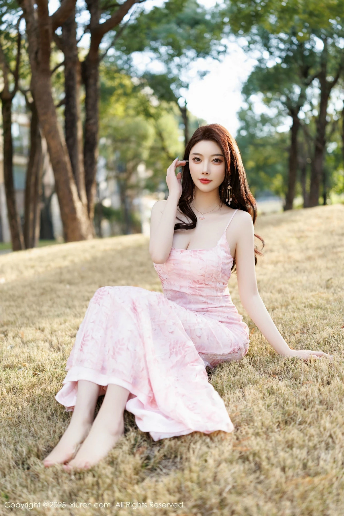 [[XiuRen秀人网]秀人网]No.9886_女神杨晨晨Yome粉色连衣裙+白色珍珠内衣秀丰腴身材诱惑写真81P