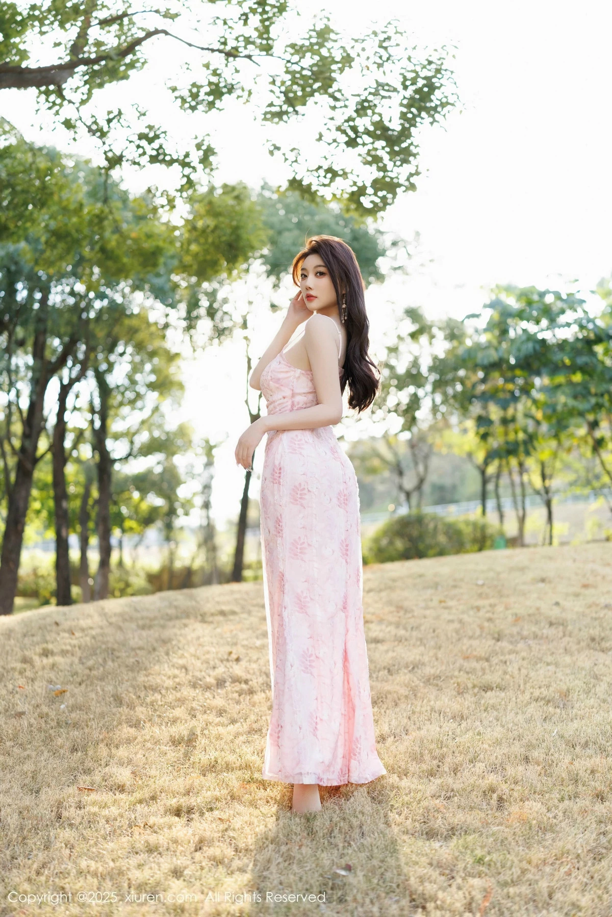 [[XiuRen秀人网]秀人网]No.9886_女神杨晨晨Yome粉色连衣裙+白色珍珠内衣秀丰腴身材诱惑写真81P