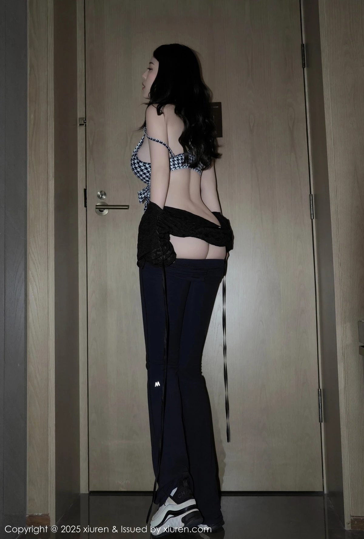 [[XiuRen秀人网]秀人网]No.9883_模特白茹雪abby性感黑色露肩连衣短裙秀丰腴身材完美诱惑写真69P