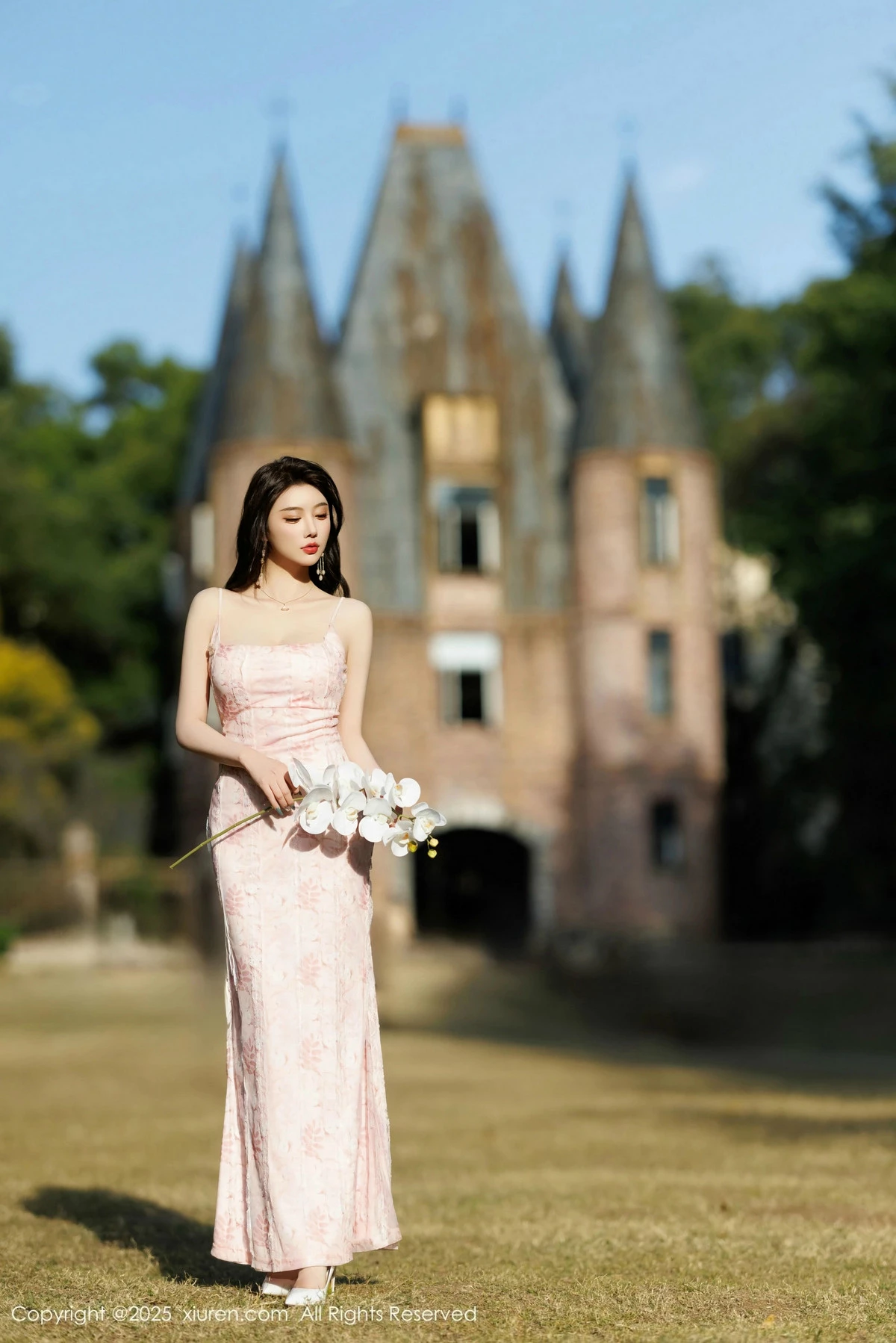 [[XiuRen秀人网]秀人网]No.9886_女神杨晨晨Yome粉色连衣裙+白色珍珠内衣秀丰腴身材诱惑写真81P