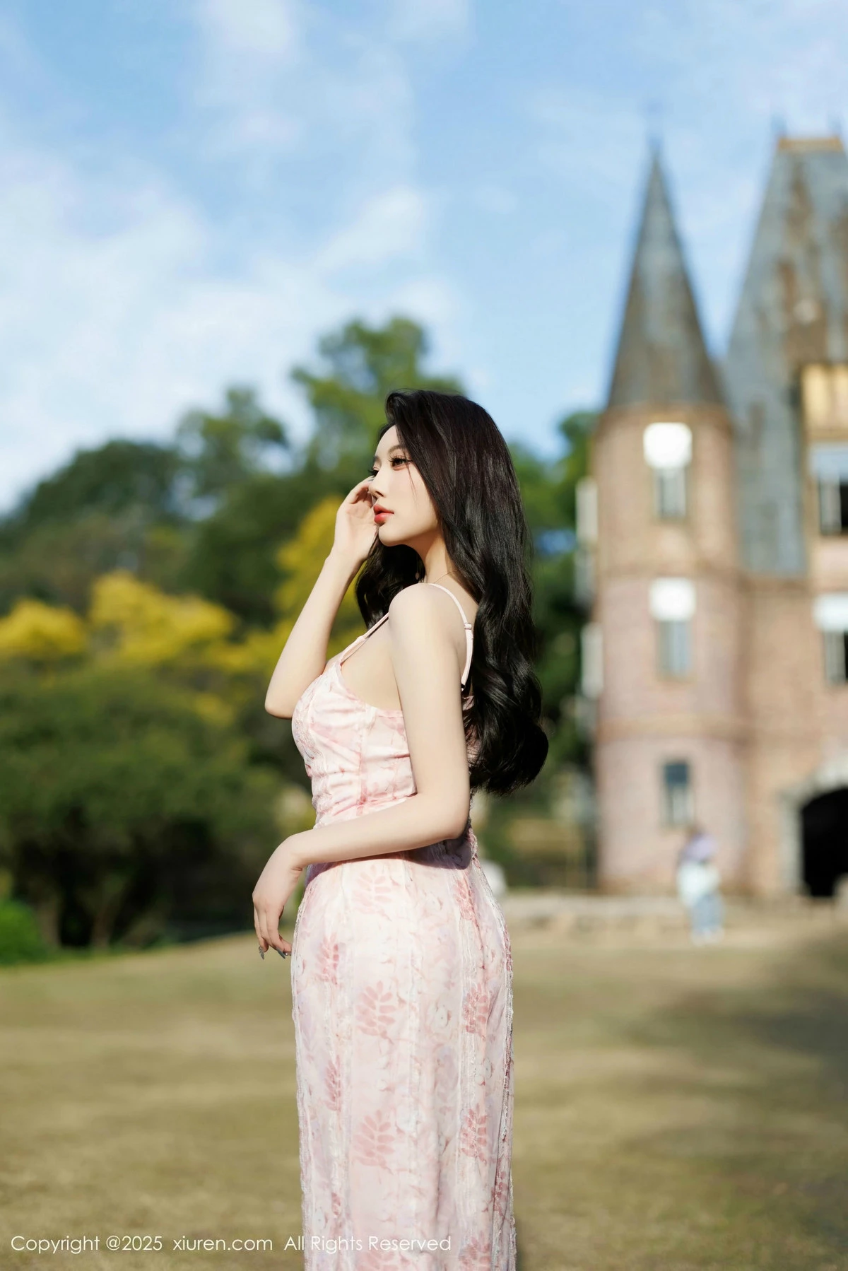 [[XiuRen秀人网]秀人网]No.9886_女神杨晨晨Yome粉色连衣裙+白色珍珠内衣秀丰腴身材诱惑写真81P