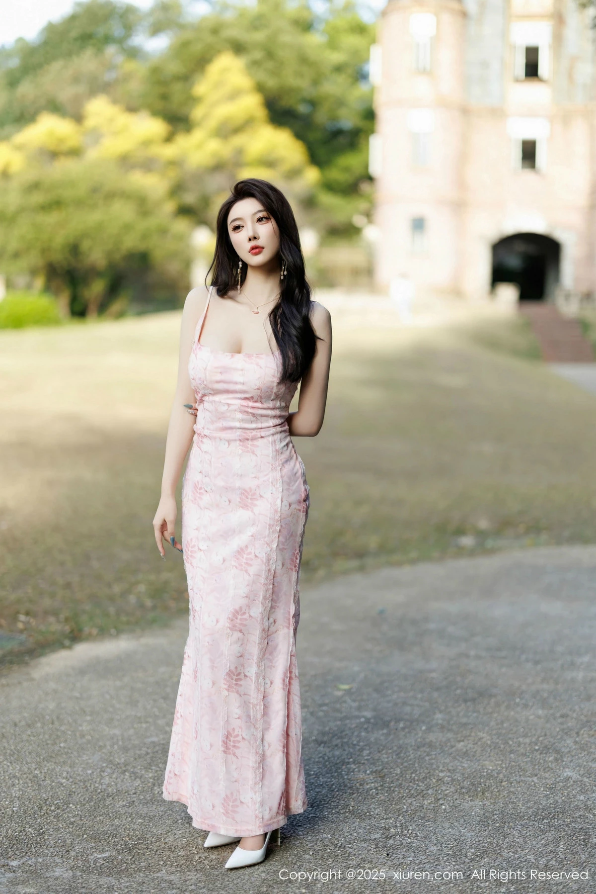 [[XiuRen秀人网]秀人网]No.9886_女神杨晨晨Yome粉色连衣裙+白色珍珠内衣秀丰腴身材诱惑写真81P