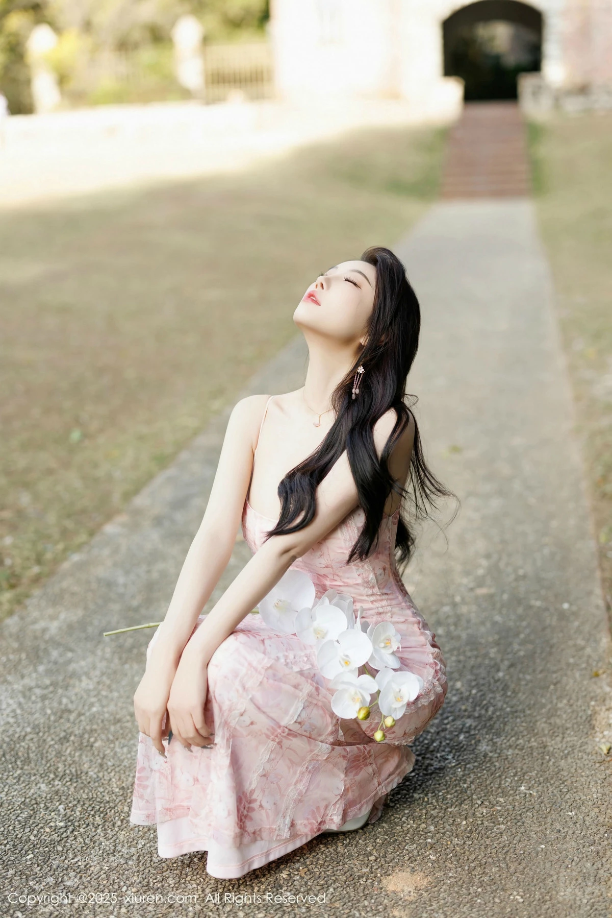 [[XiuRen秀人网]秀人网]No.9886_女神杨晨晨Yome粉色连衣裙+白色珍珠内衣秀丰腴身材诱惑写真81P