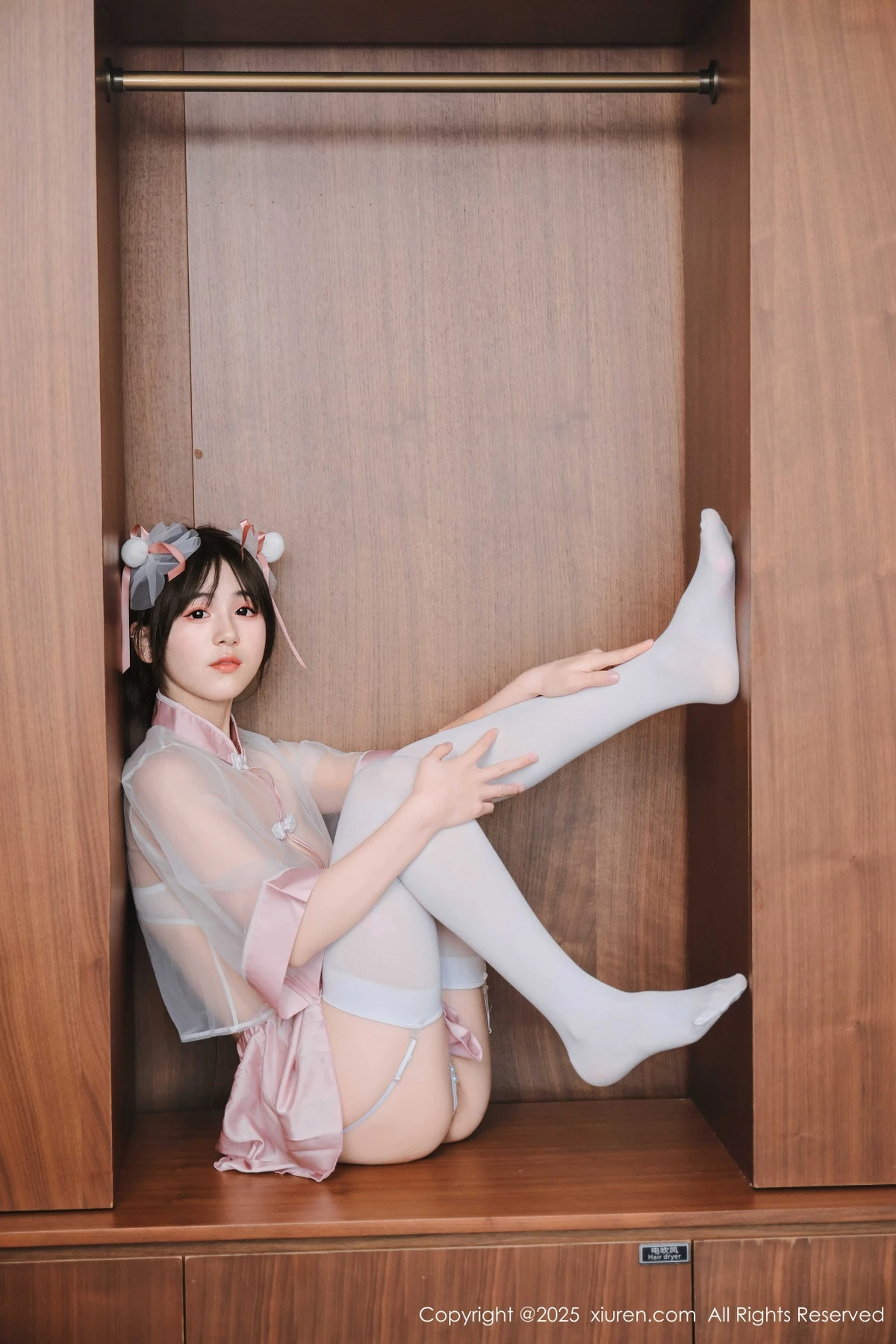 [[XiuRen秀人网]秀人网]No.9763_模特奶芙乔乔性感粉色情趣内衣配白丝吊袜秀凹凸身材诱惑写真68P