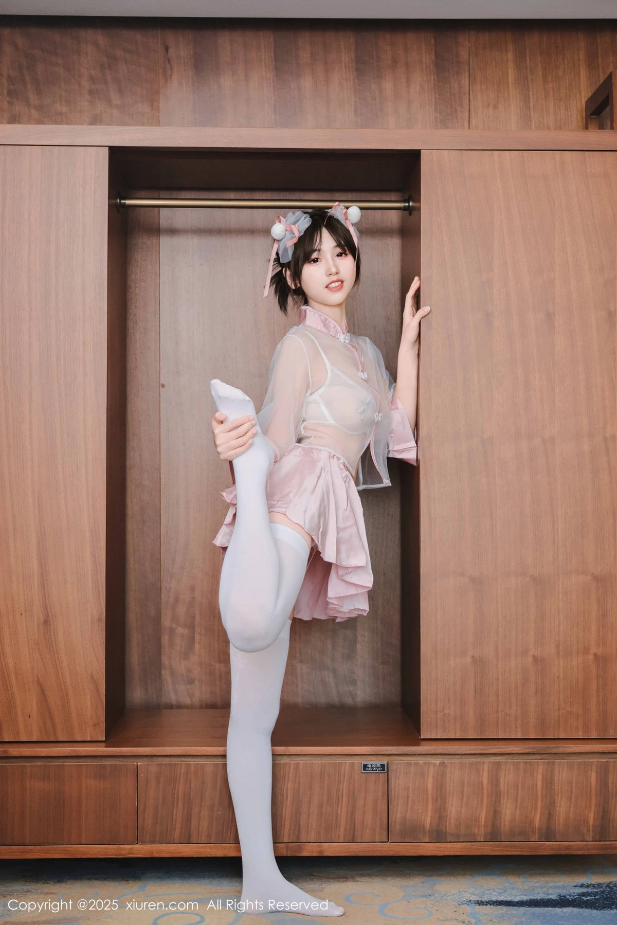 [[XiuRen秀人网]秀人网]No.9763_模特奶芙乔乔性感粉色情趣内衣配白丝吊袜秀凹凸身材诱惑写真68P