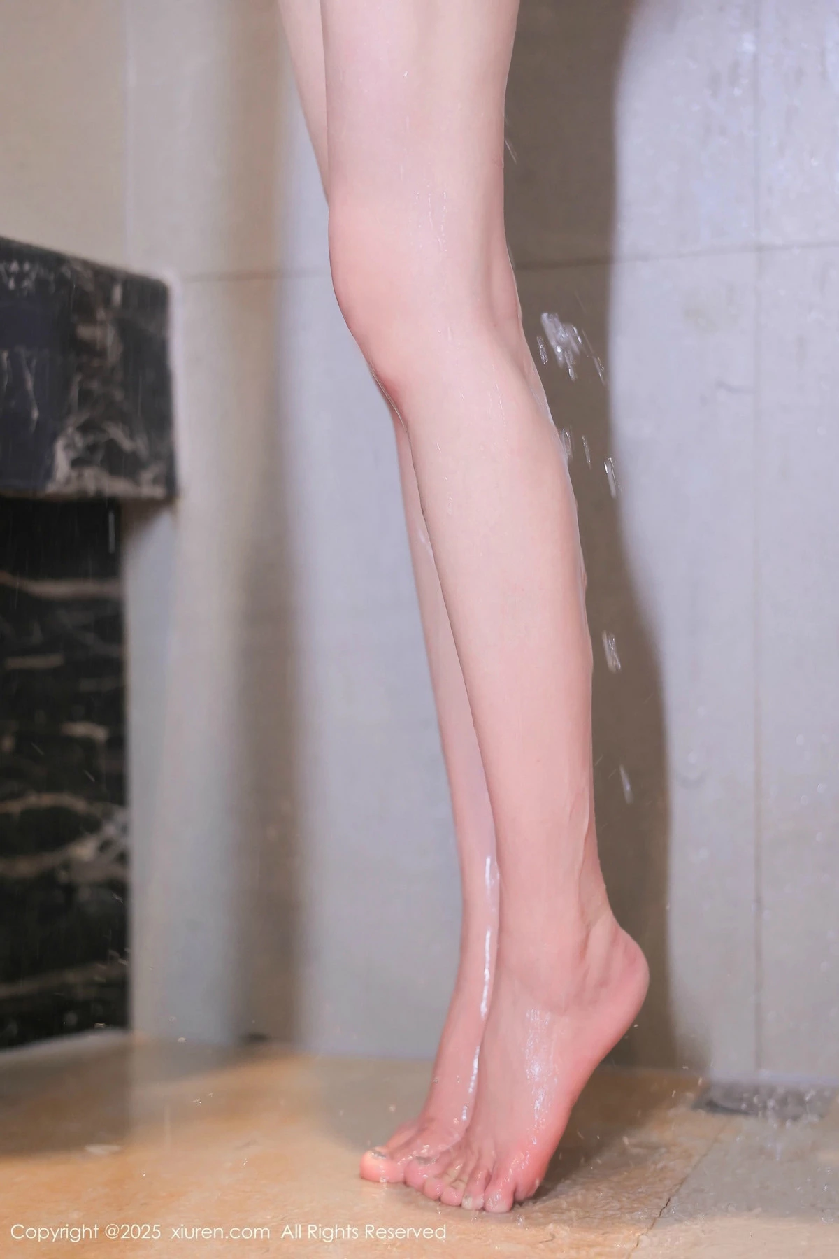 [[XiuRen秀人网]秀人网]No.9766_模特爱酱里浴室场景性感白色T配白丝袜半脱秀惹火身材诱惑写真81P