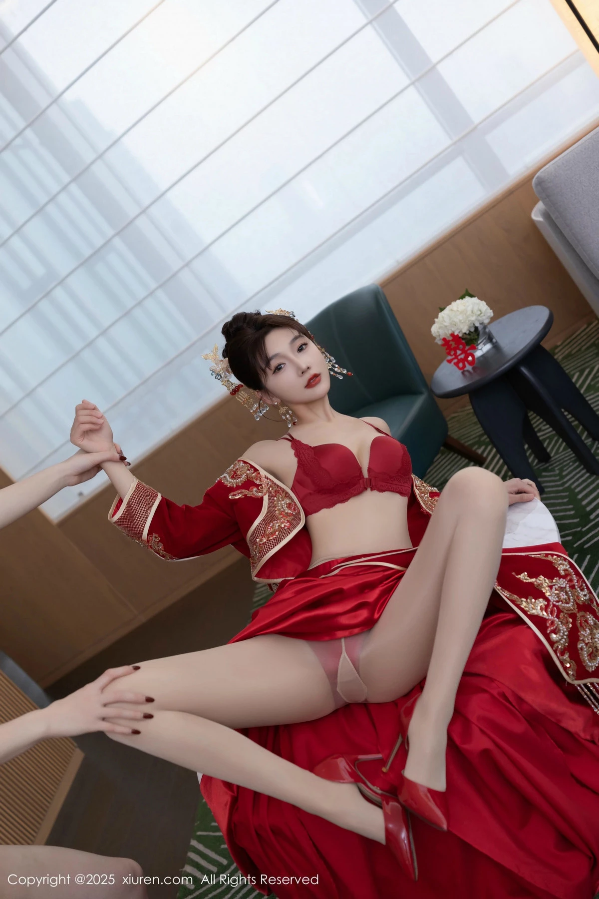 [[XiuRen秀人网]秀人网]No.9770_模特陆萱萱性感新娘装露红色内衣配超薄肉丝秀柔美身材诱惑写真82P