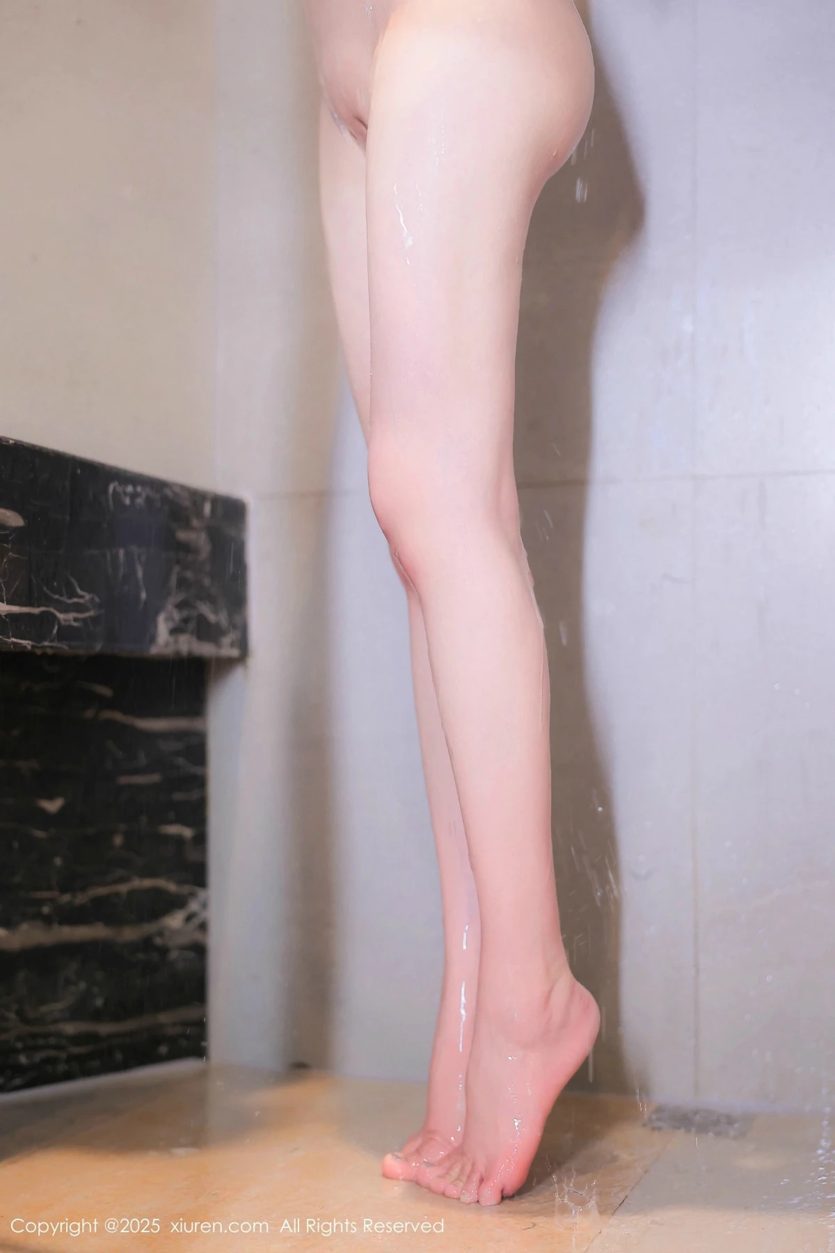 [[XiuRen秀人网]秀人网]No.9766_模特爱酱里浴室场景性感白色T配白丝袜半脱秀惹火身材诱惑写真81P