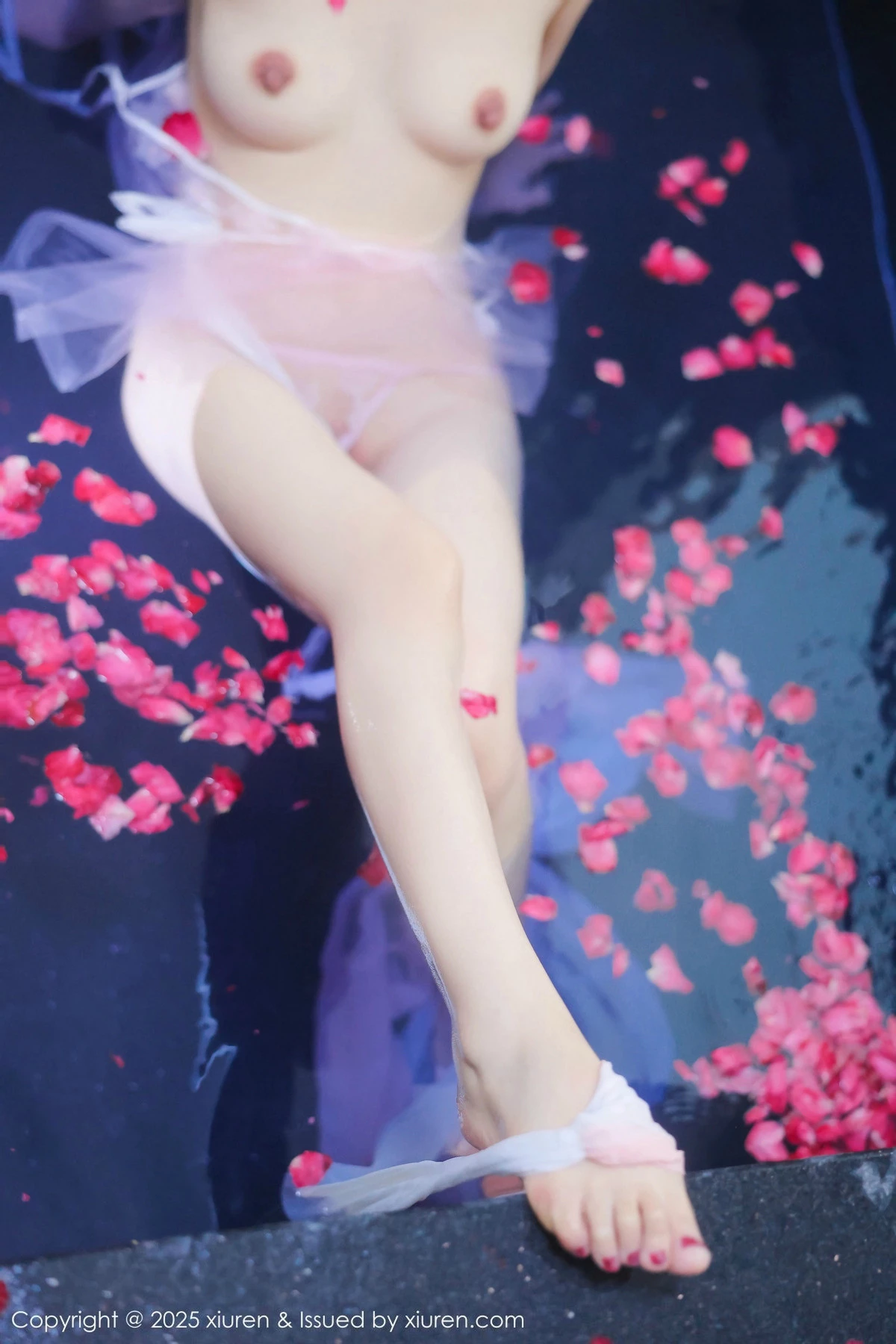 [[XiuRen秀人网]秀人网]No.9778_模特桃妖夭浴池场景性感白色薄纱服饰花瓣浴秀惹火身材诱惑写真102P