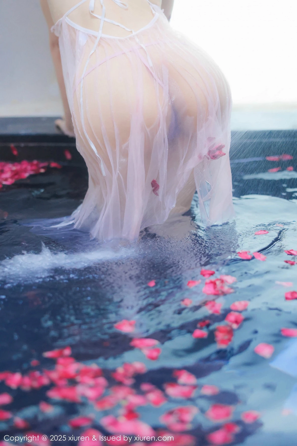 [[XiuRen秀人网]秀人网]No.9778_模特桃妖夭浴池场景性感白色薄纱服饰花瓣浴秀惹火身材诱惑写真102P