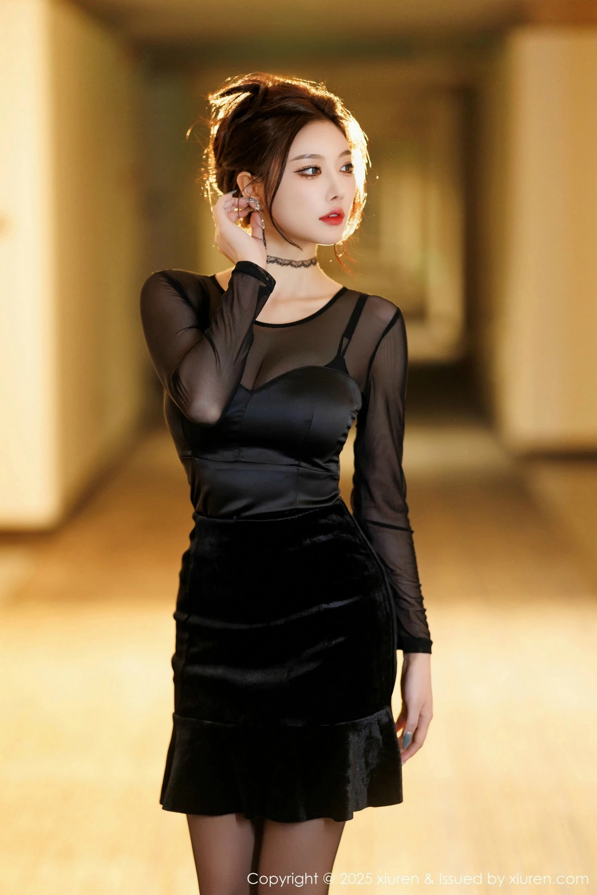 [[XiuRen秀人网]秀人网]No.9776_女神杨晨晨Yome黑色连衣短裙露黑色内衣配开档黑丝极致魅惑写真101P