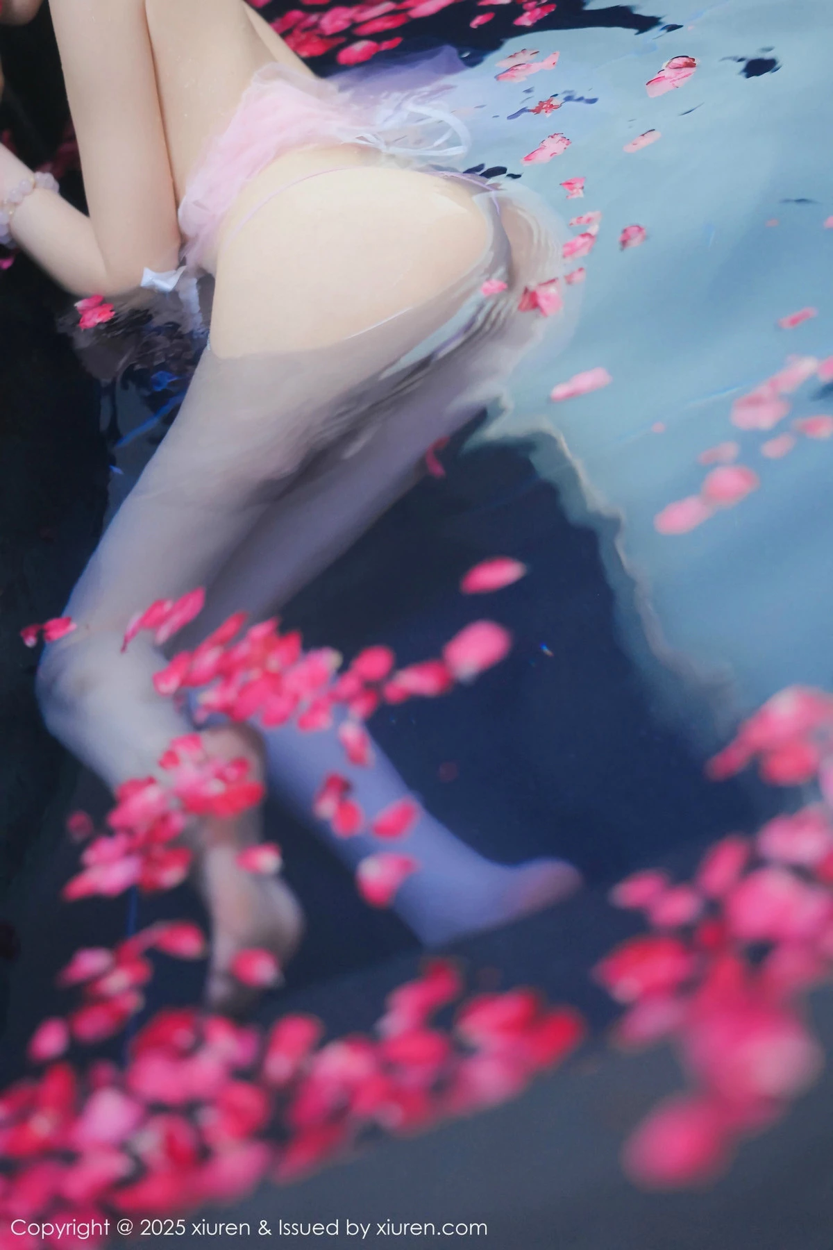 [[XiuRen秀人网]秀人网]No.9778_模特桃妖夭浴池场景性感白色薄纱服饰花瓣浴秀惹火身材诱惑写真102P