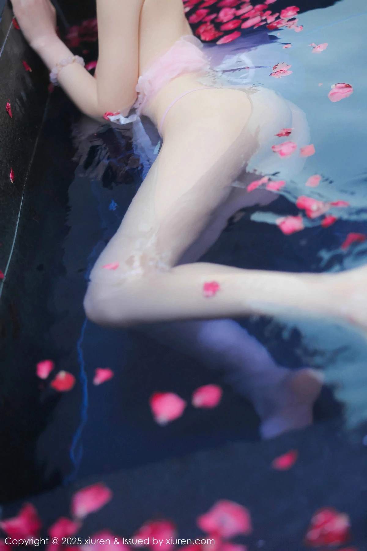 [[XiuRen秀人网]秀人网]No.9778_模特桃妖夭浴池场景性感白色薄纱服饰花瓣浴秀惹火身材诱惑写真102P