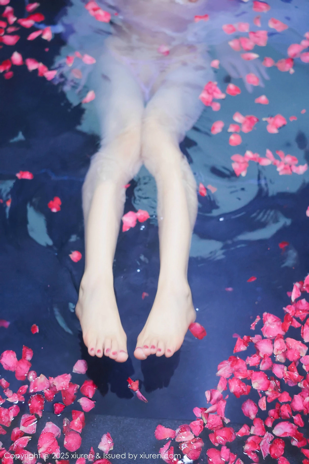 [[XiuRen秀人网]秀人网]No.9778_模特桃妖夭浴池场景性感白色薄纱服饰花瓣浴秀惹火身材诱惑写真102P