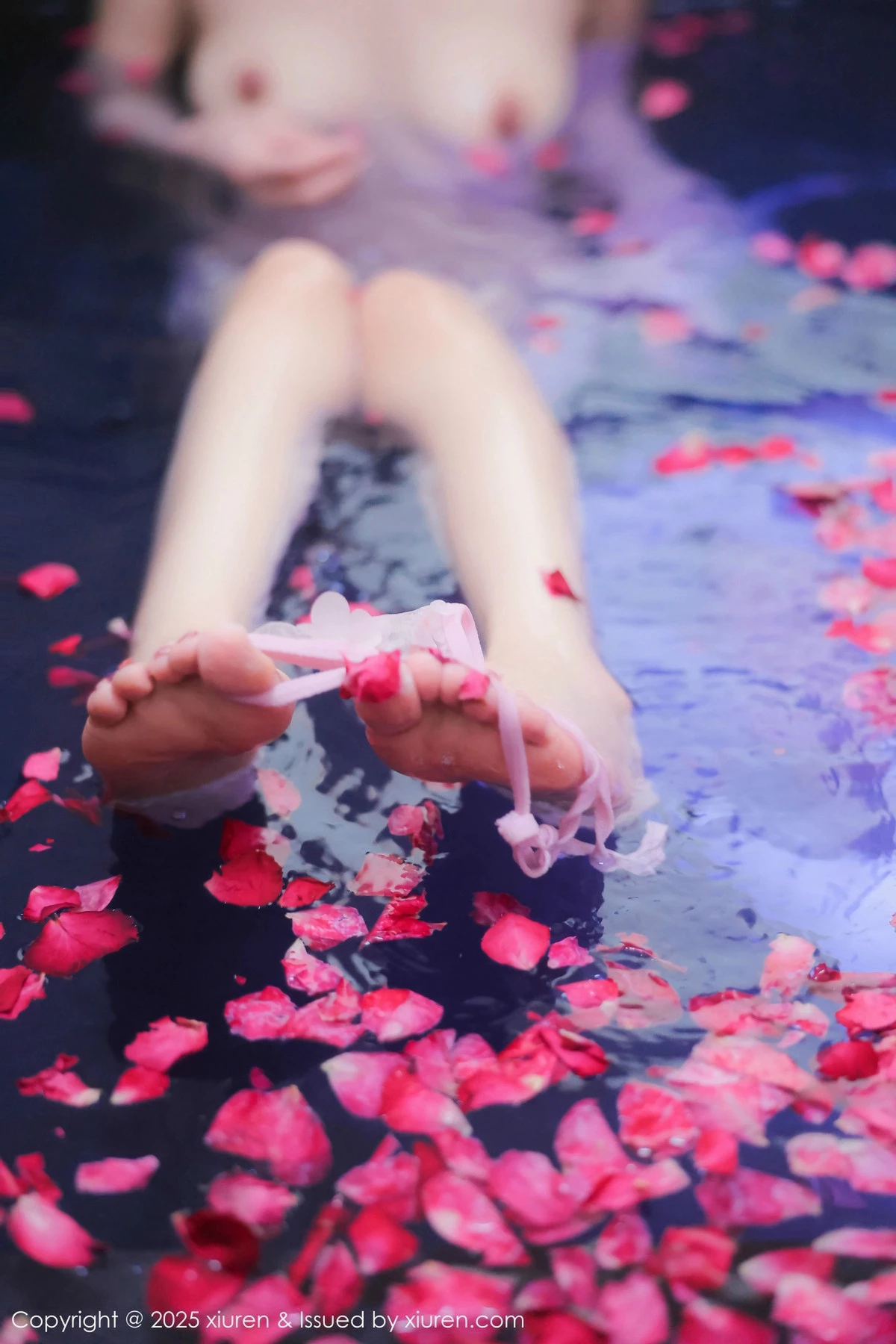 [[XiuRen秀人网]秀人网]No.9778_模特桃妖夭浴池场景性感白色薄纱服饰花瓣浴秀惹火身材诱惑写真102P