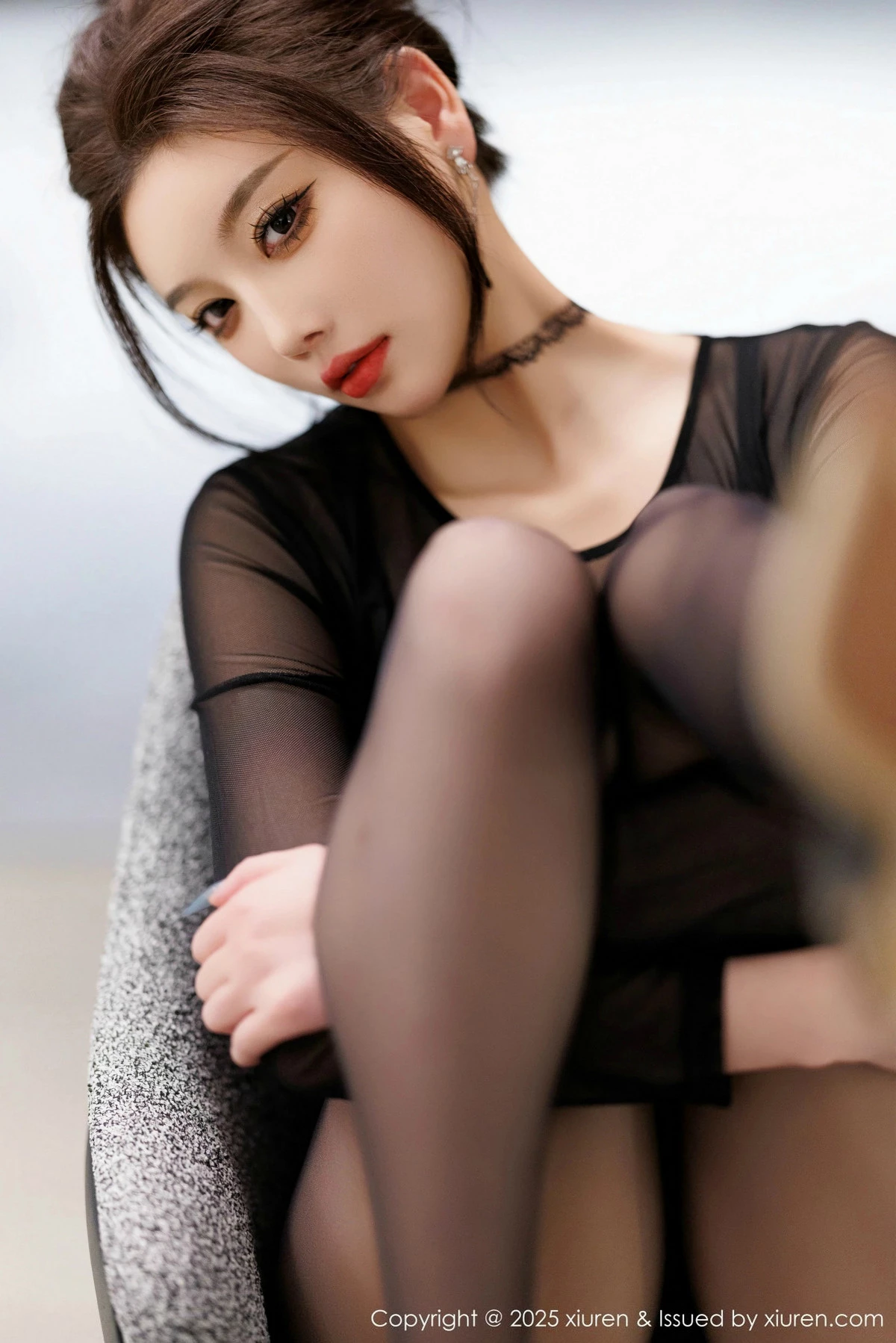 [[XiuRen秀人网]秀人网]No.9776_女神杨晨晨Yome黑色连衣短裙露黑色内衣配开档黑丝极致魅惑写真101P