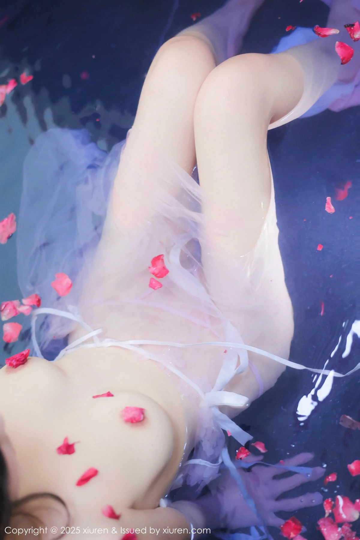 [[XiuRen秀人网]秀人网]No.9778_模特桃妖夭浴池场景性感白色薄纱服饰花瓣浴秀惹火身材诱惑写真102P
