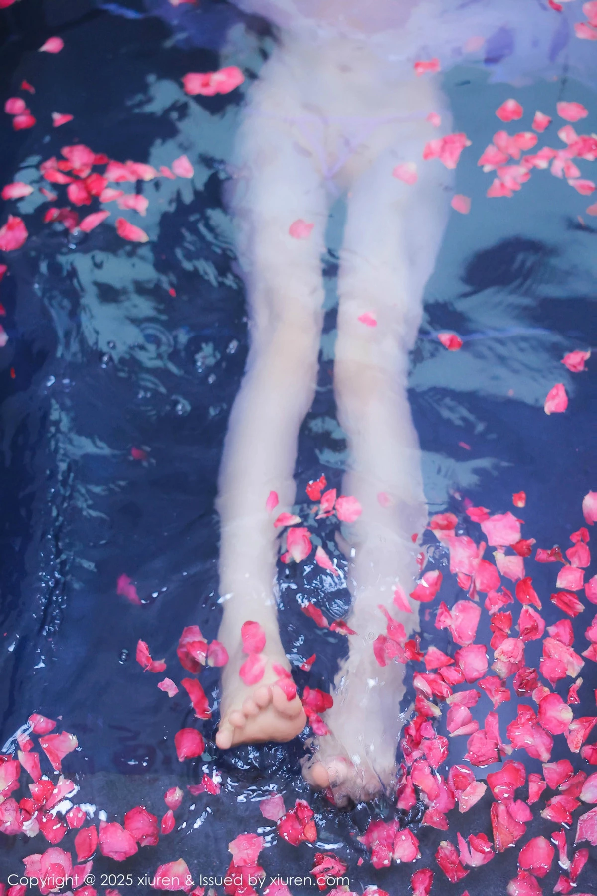 [[XiuRen秀人网]秀人网]No.9778_模特桃妖夭浴池场景性感白色薄纱服饰花瓣浴秀惹火身材诱惑写真102P