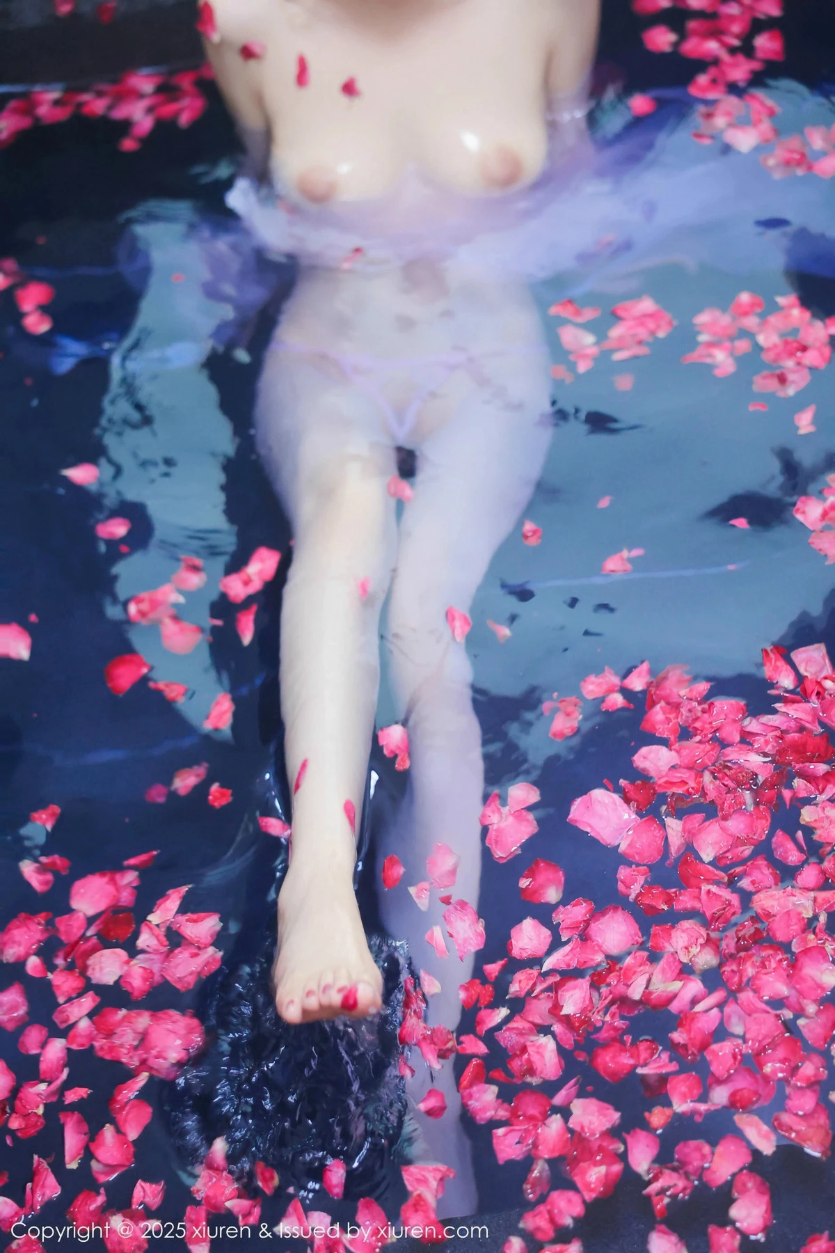 [[XiuRen秀人网]秀人网]No.9778_模特桃妖夭浴池场景性感白色薄纱服饰花瓣浴秀惹火身材诱惑写真102P