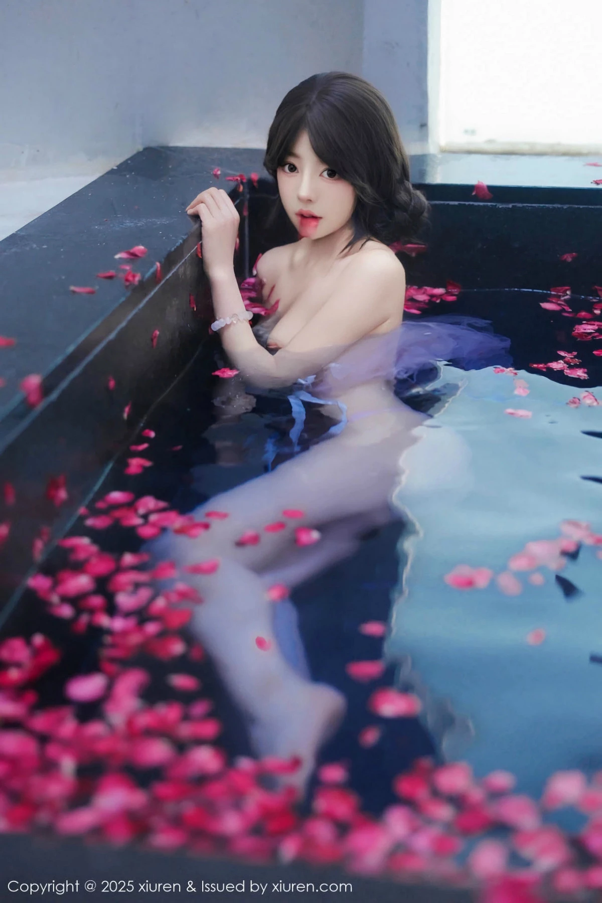 [[XiuRen秀人网]秀人网]No.9778_模特桃妖夭浴池场景性感白色薄纱服饰花瓣浴秀惹火身材诱惑写真102P