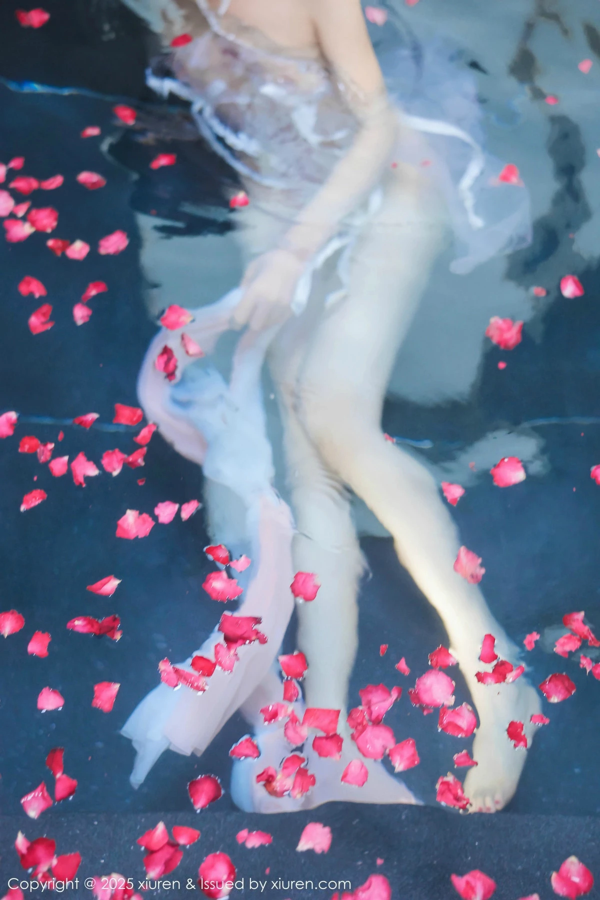 [[XiuRen秀人网]秀人网]No.9778_模特桃妖夭浴池场景性感白色薄纱服饰花瓣浴秀惹火身材诱惑写真102P
