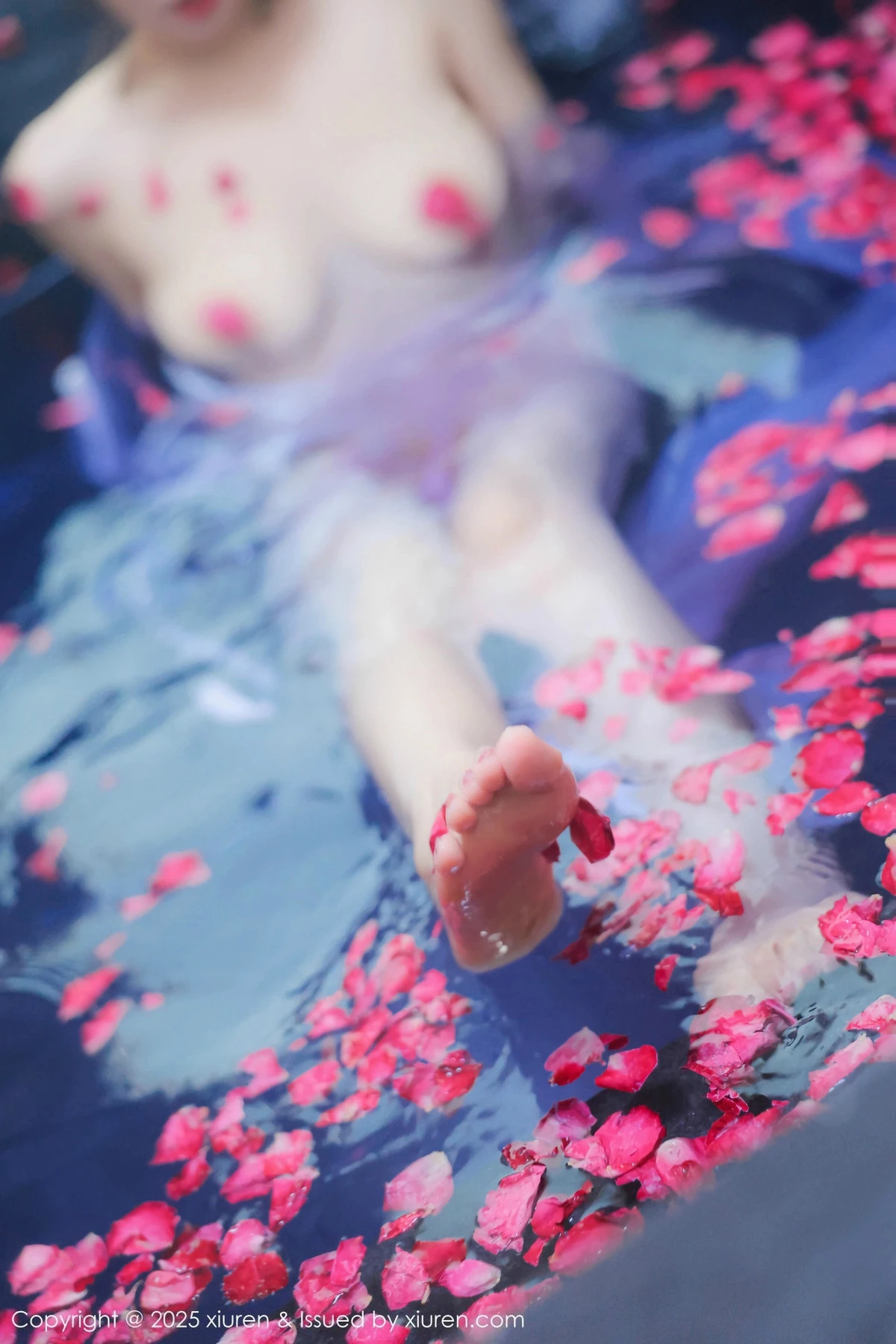 [[XiuRen秀人网]秀人网]No.9778_模特桃妖夭浴池场景性感白色薄纱服饰花瓣浴秀惹火身材诱惑写真102P