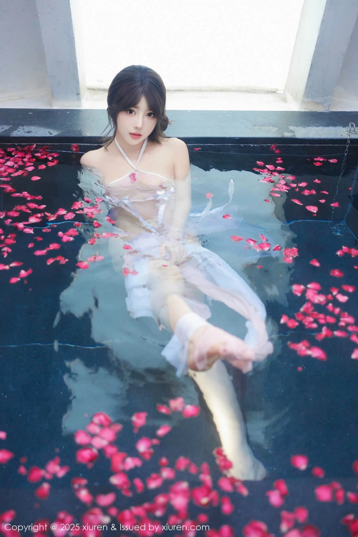 [[XiuRen秀人网]秀人网]No.9778_模特桃妖夭浴池场景性感白色薄纱服饰花瓣浴秀惹火身材诱惑写真102P