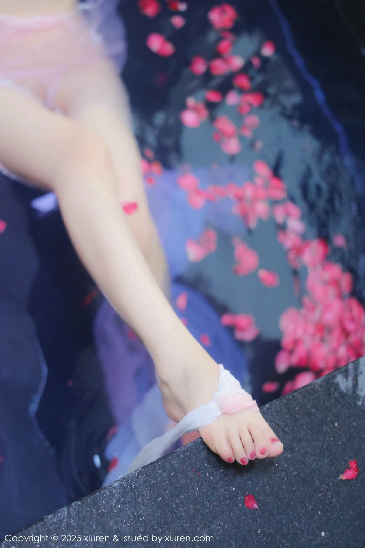 [[XiuRen秀人网]秀人网]No.9778_模特桃妖夭浴池场景性感白色薄纱服饰花瓣浴秀惹火身材诱惑写真102P