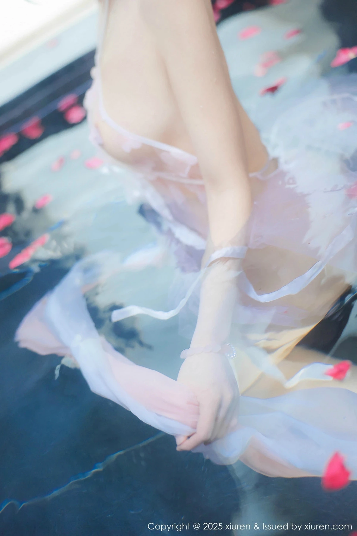 [[XiuRen秀人网]秀人网]No.9778_模特桃妖夭浴池场景性感白色薄纱服饰花瓣浴秀惹火身材诱惑写真102P