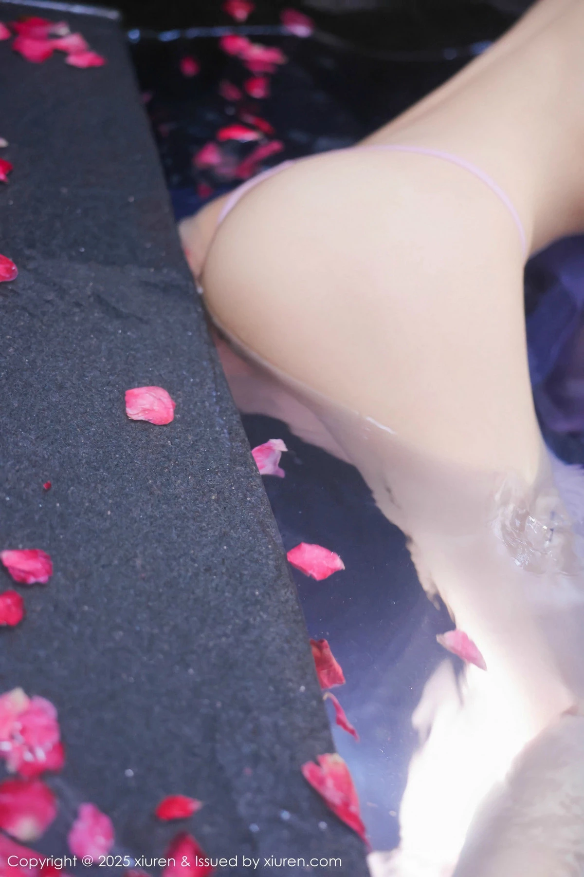 [[XiuRen秀人网]秀人网]No.9778_模特桃妖夭浴池场景性感白色薄纱服饰花瓣浴秀惹火身材诱惑写真102P