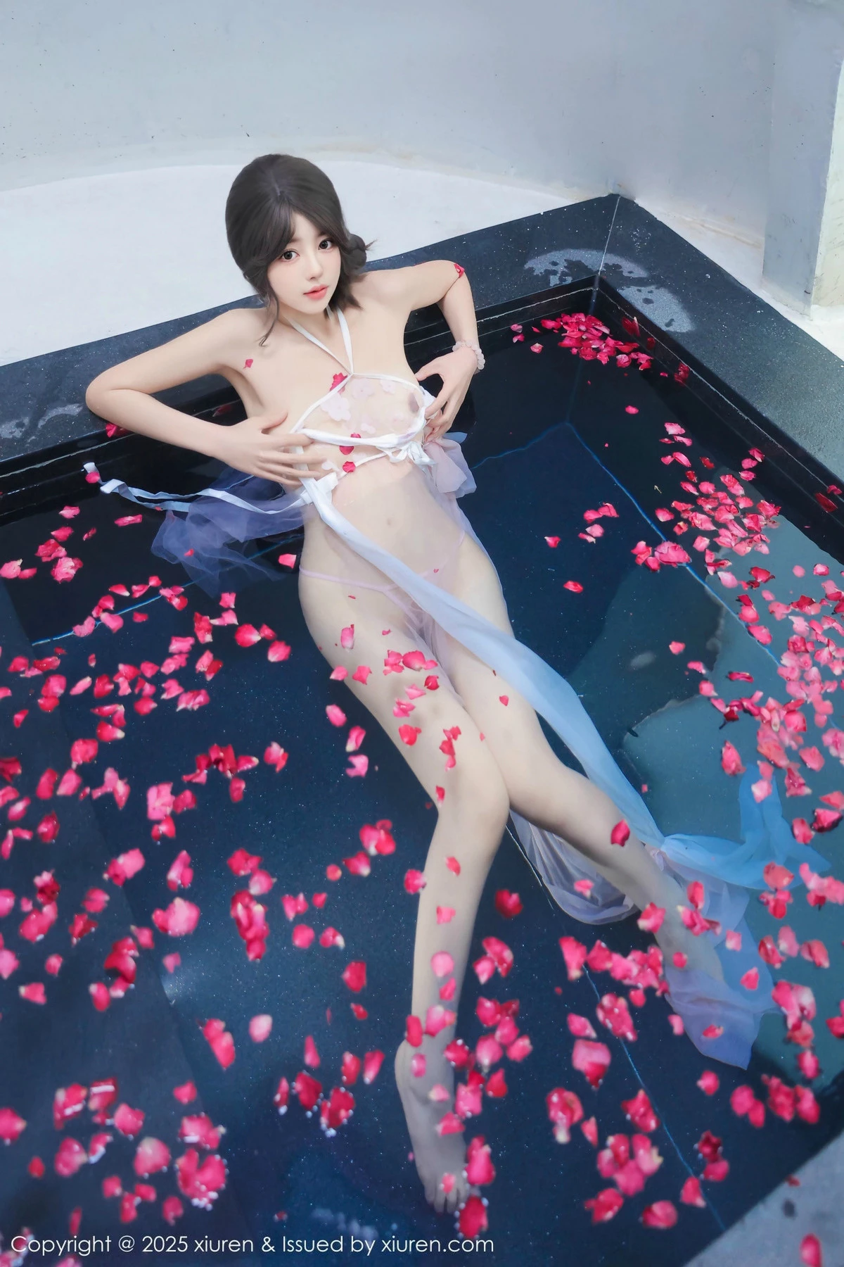 [[XiuRen秀人网]秀人网]No.9778_模特桃妖夭浴池场景性感白色薄纱服饰花瓣浴秀惹火身材诱惑写真102P