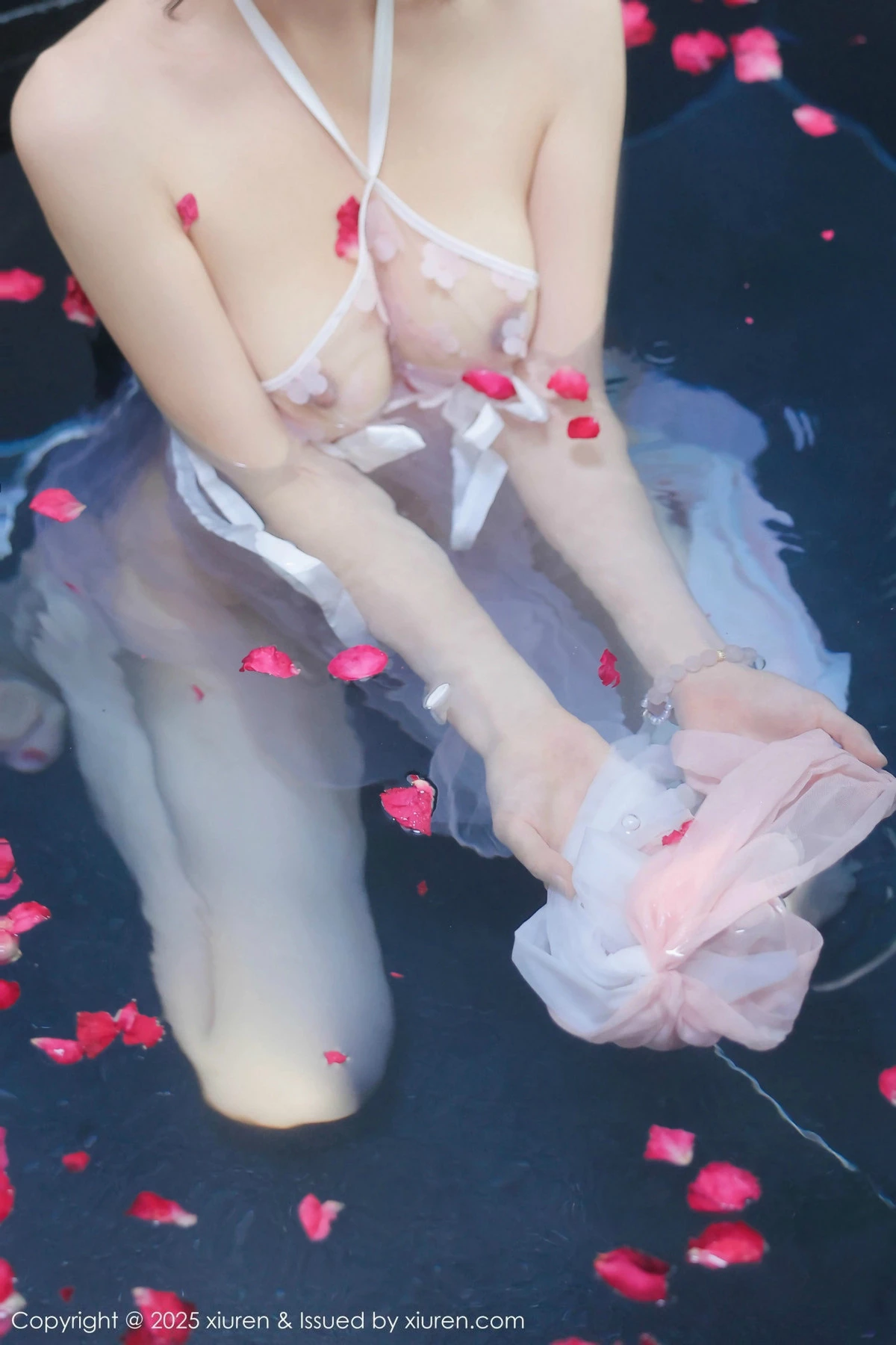 [[XiuRen秀人网]秀人网]No.9778_模特桃妖夭浴池场景性感白色薄纱服饰花瓣浴秀惹火身材诱惑写真102P