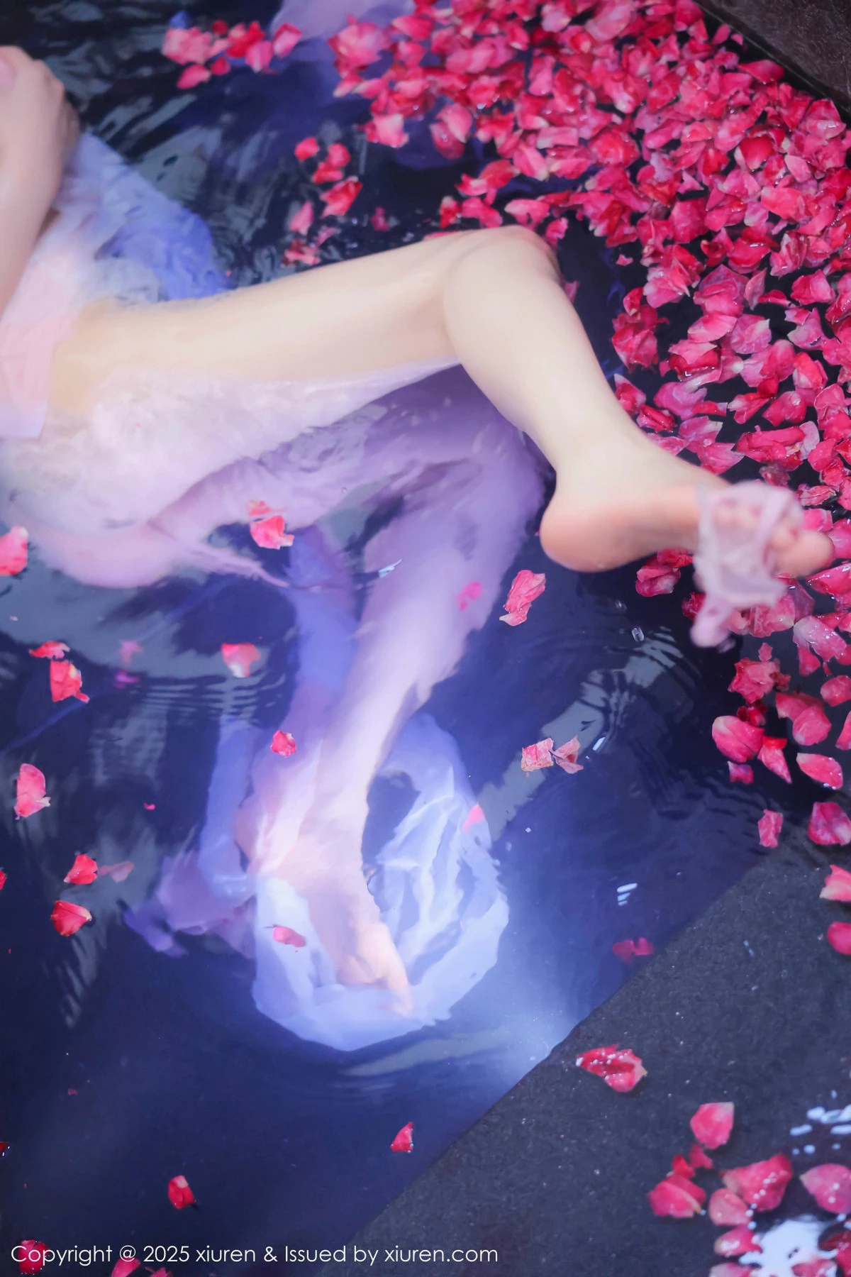 [[XiuRen秀人网]秀人网]No.9778_模特桃妖夭浴池场景性感白色薄纱服饰花瓣浴秀惹火身材诱惑写真102P