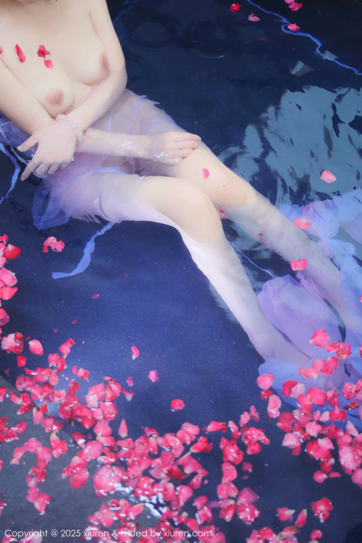 [[XiuRen秀人网]秀人网]No.9778_模特桃妖夭浴池场景性感白色薄纱服饰花瓣浴秀惹火身材诱惑写真102P