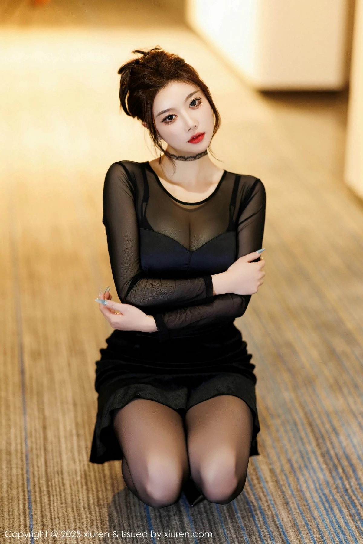 [[XiuRen秀人网]秀人网]No.9776_女神杨晨晨Yome黑色连衣短裙露黑色内衣配开档黑丝极致魅惑写真101P