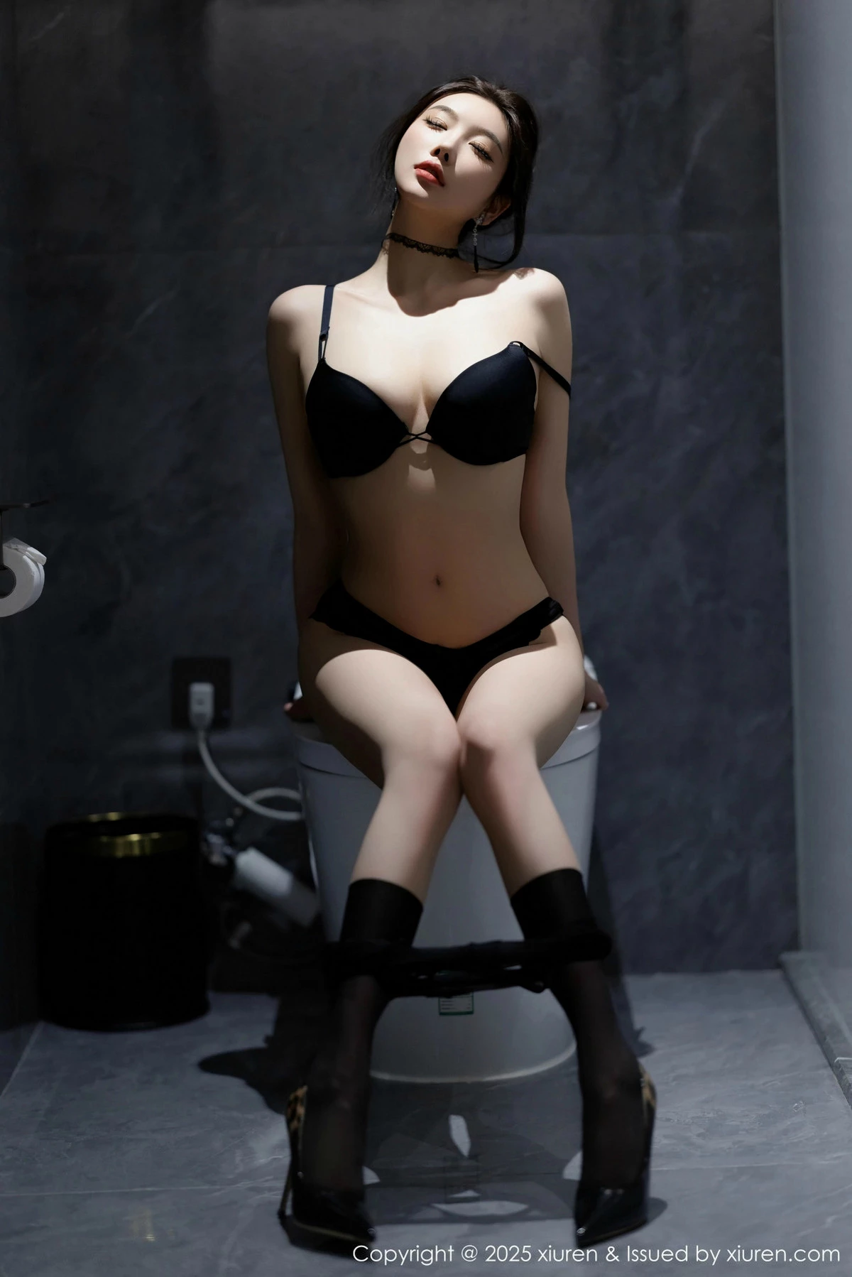 [[XiuRen秀人网]秀人网]No.9776_女神杨晨晨Yome黑色连衣短裙露黑色内衣配开档黑丝极致魅惑写真101P