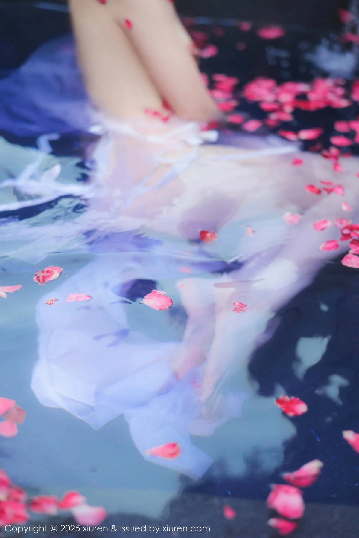 [[XiuRen秀人网]秀人网]No.9778_模特桃妖夭浴池场景性感白色薄纱服饰花瓣浴秀惹火身材诱惑写真102P