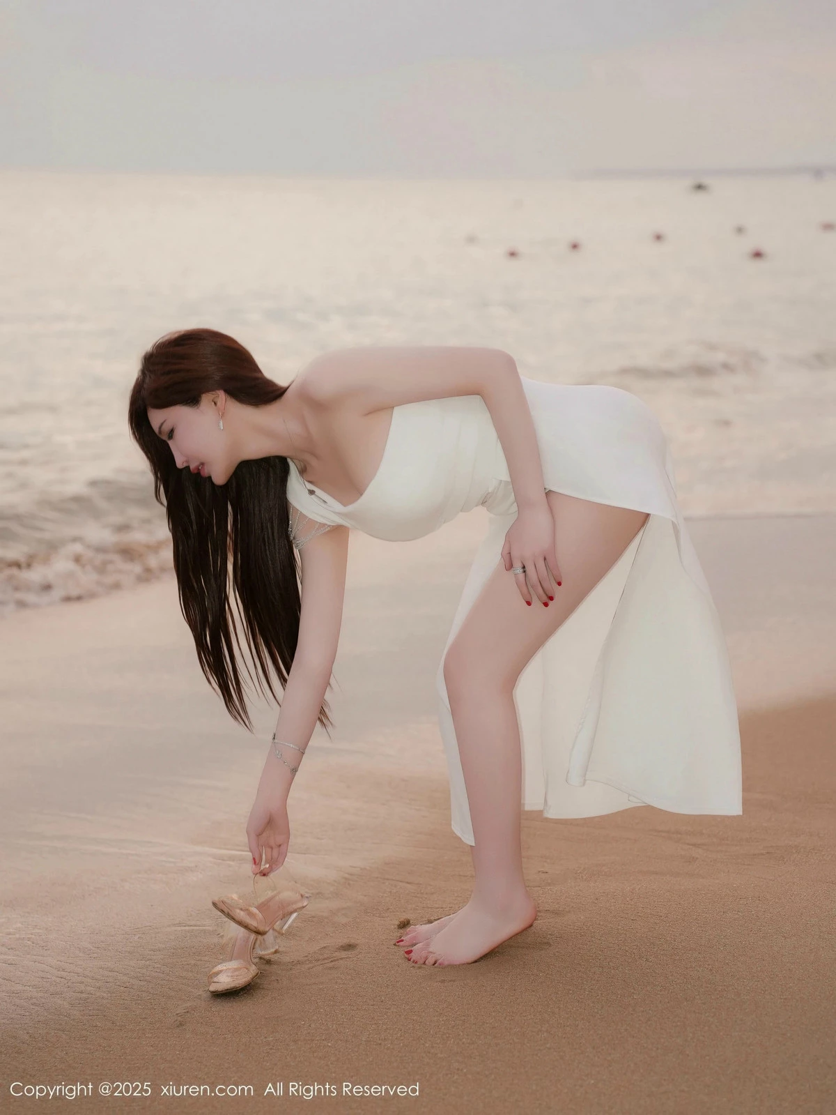 [[XiuRen秀人网]秀人网]No.9782_女神Carol周妍希浴室场景白色礼服配超薄肉丝秀丰满身材诱惑写真47P