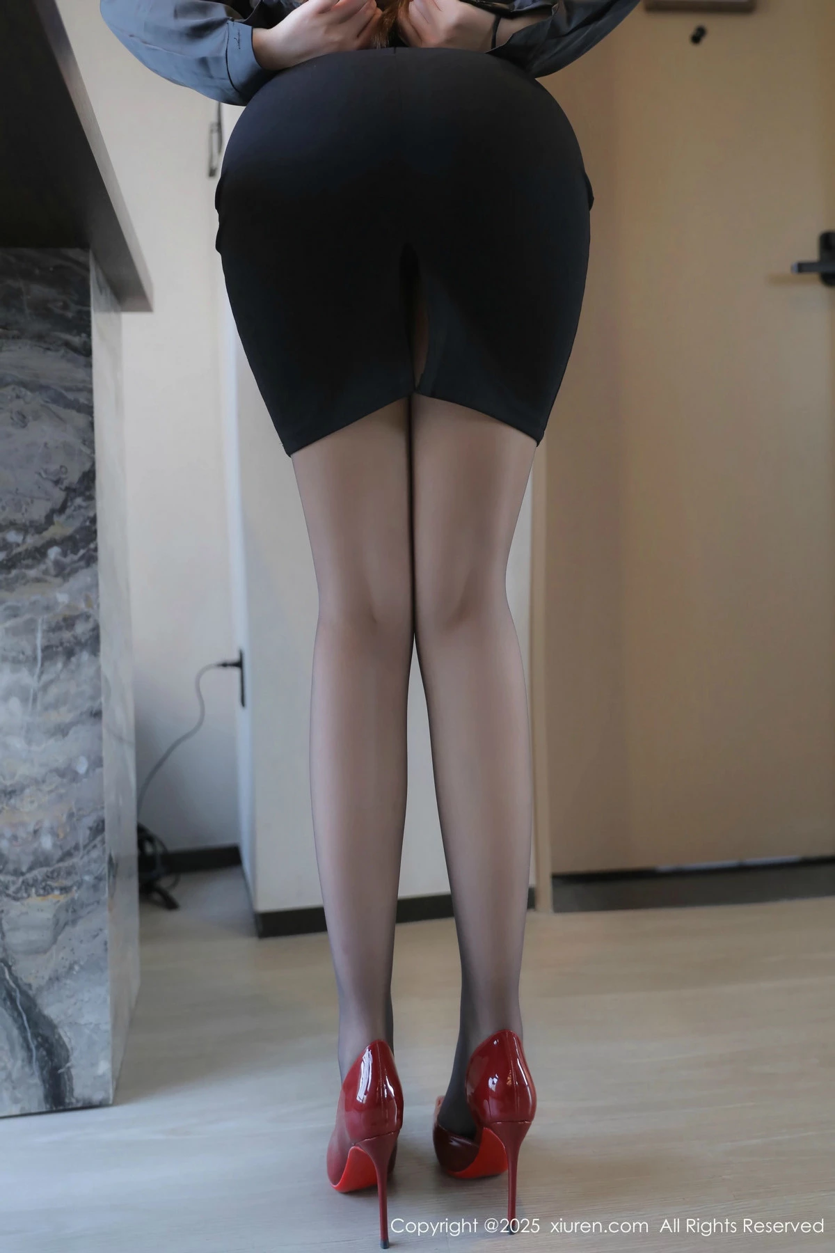 [[XiuRen秀人网]秀人网]No.9784_模特蛋蛋宝黑色OL服饰露紫色蕾丝内衣配超薄黑丝秀美腿诱惑写真83P